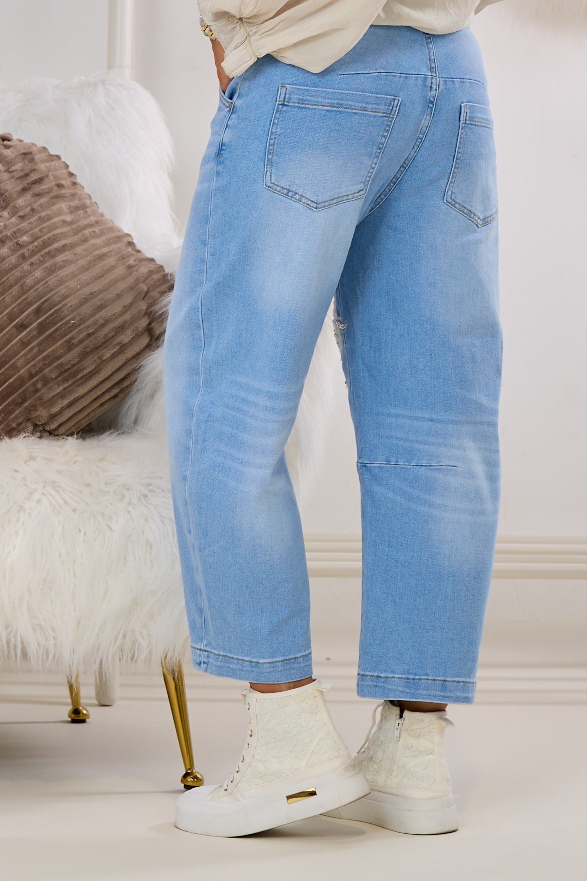 Jeans im leichten Balloon-Style mit Blüten, hell denim