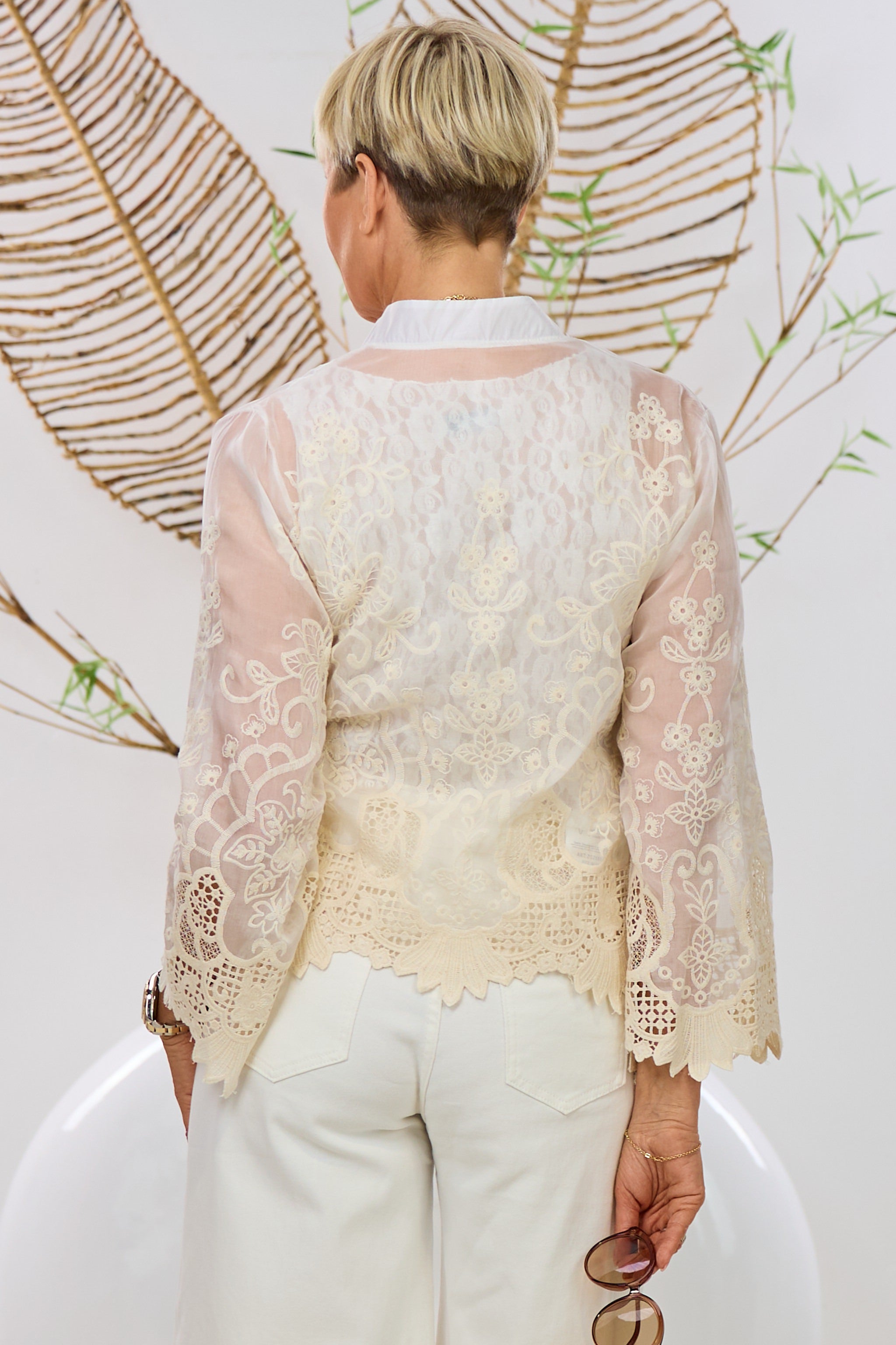 Bluse mit Stickereien und Häkeleinsätzen, creme-weiß