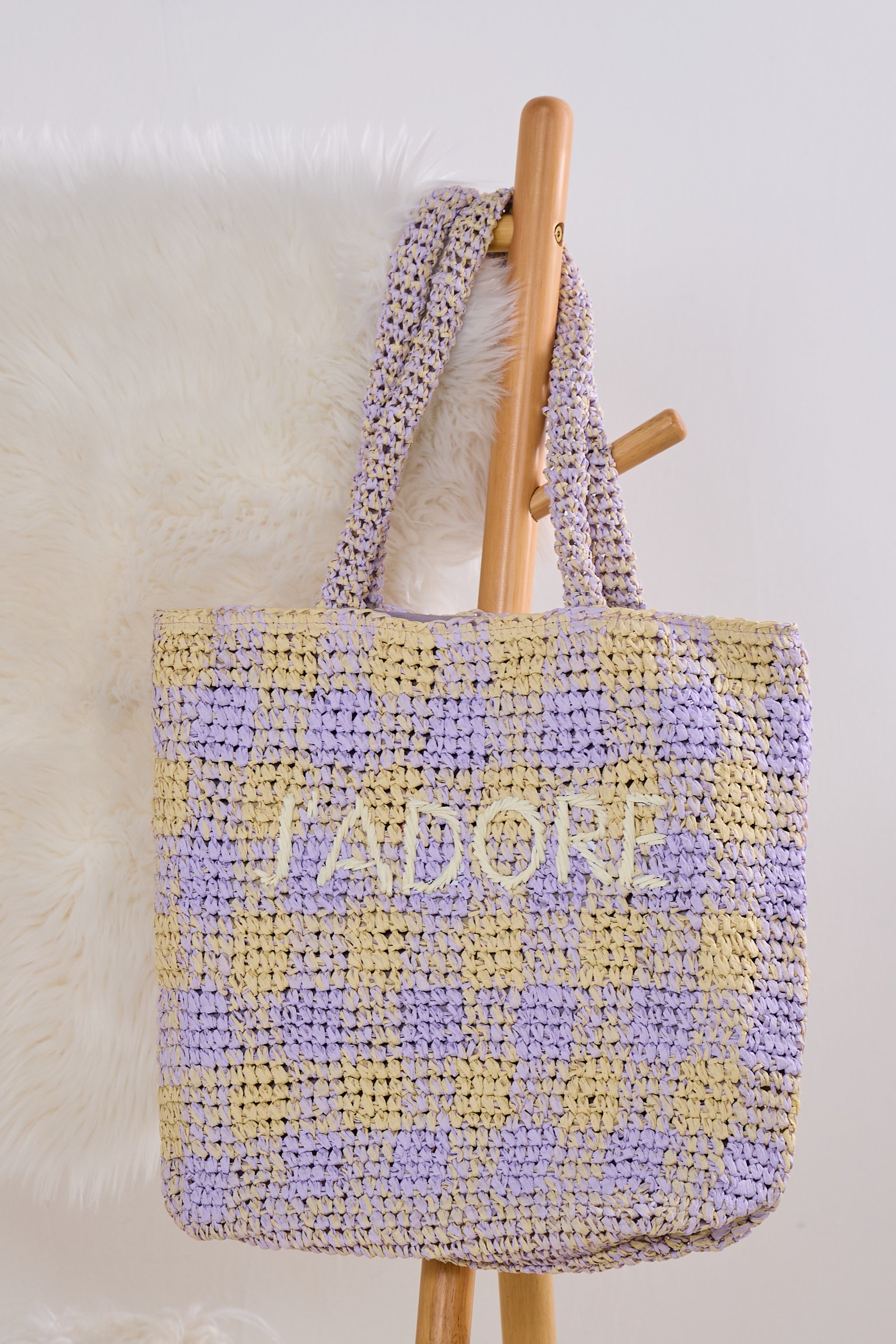 Umhängetasche aus Bast, flieder-beige