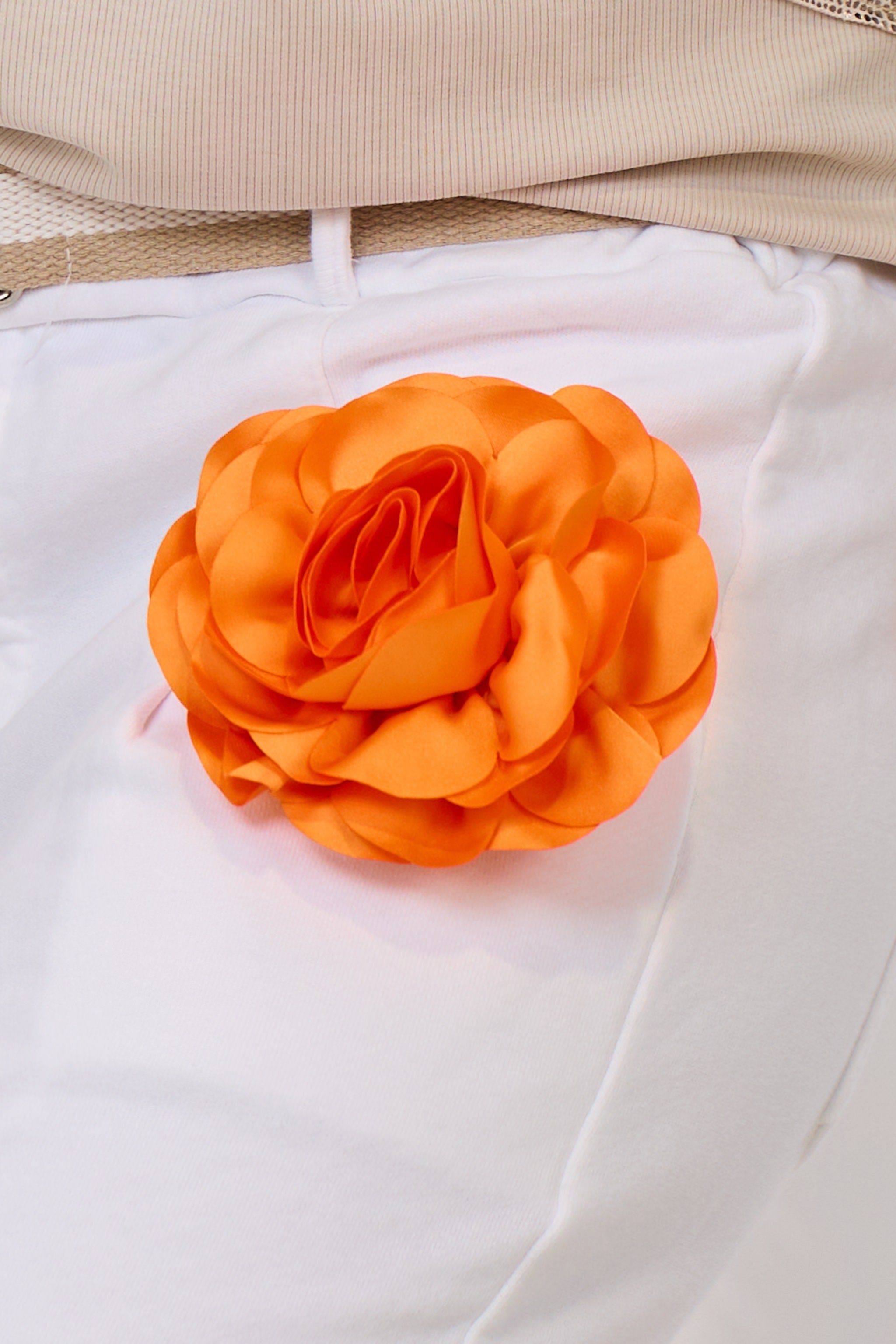 Blumenbrosche aus Stoff, orange