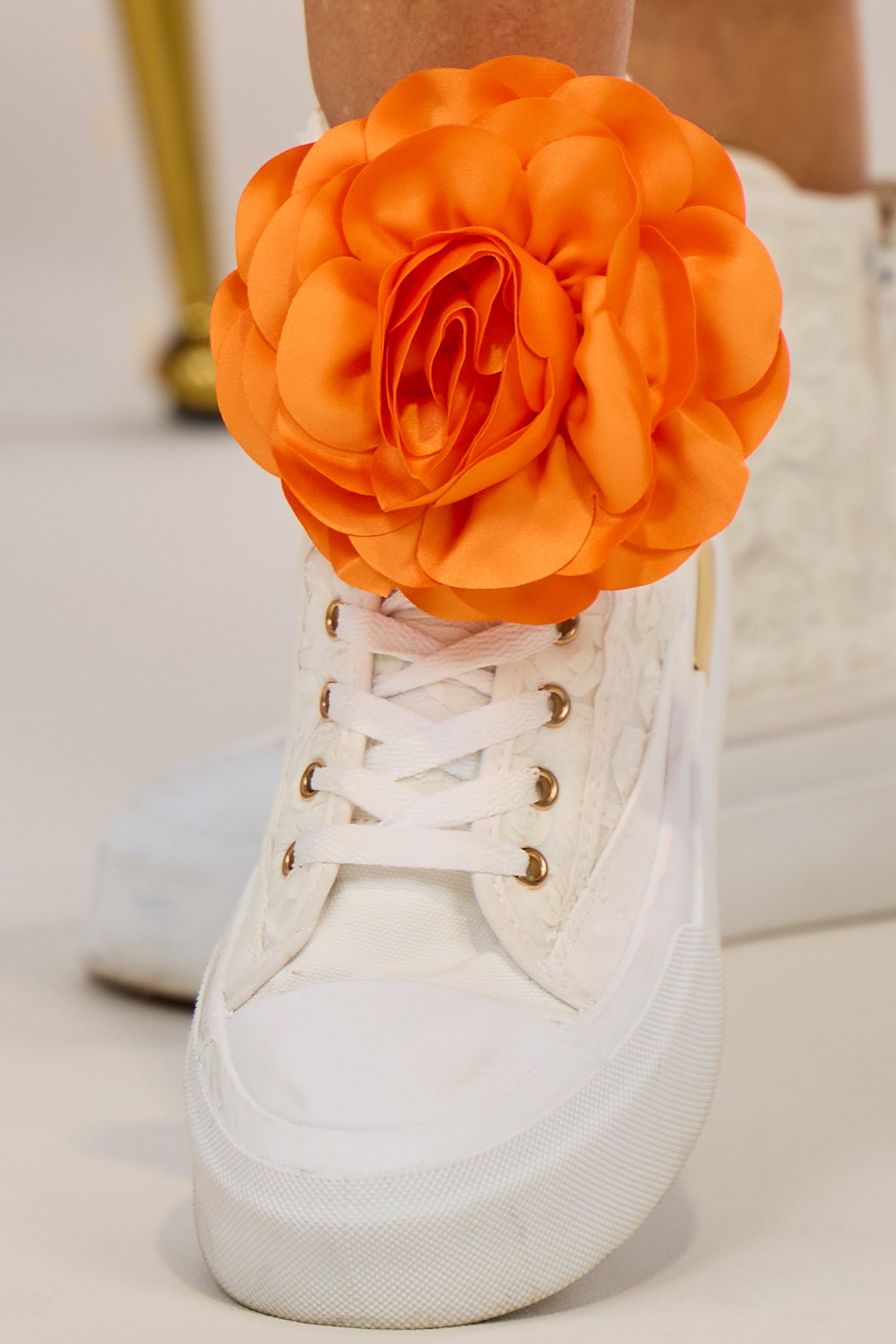 Blumenbrosche aus Stoff, orange