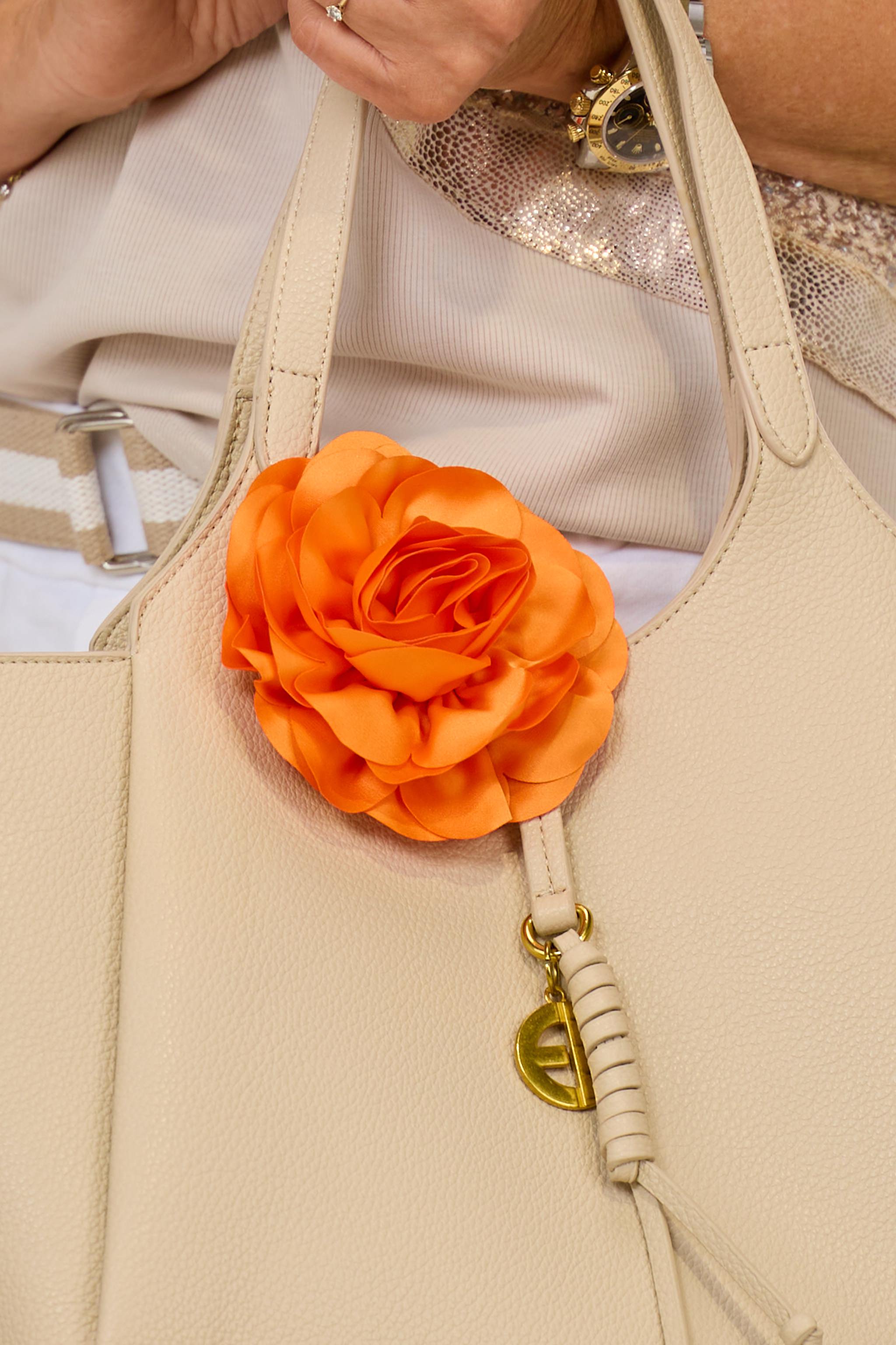 Blumenbrosche aus Stoff, orange