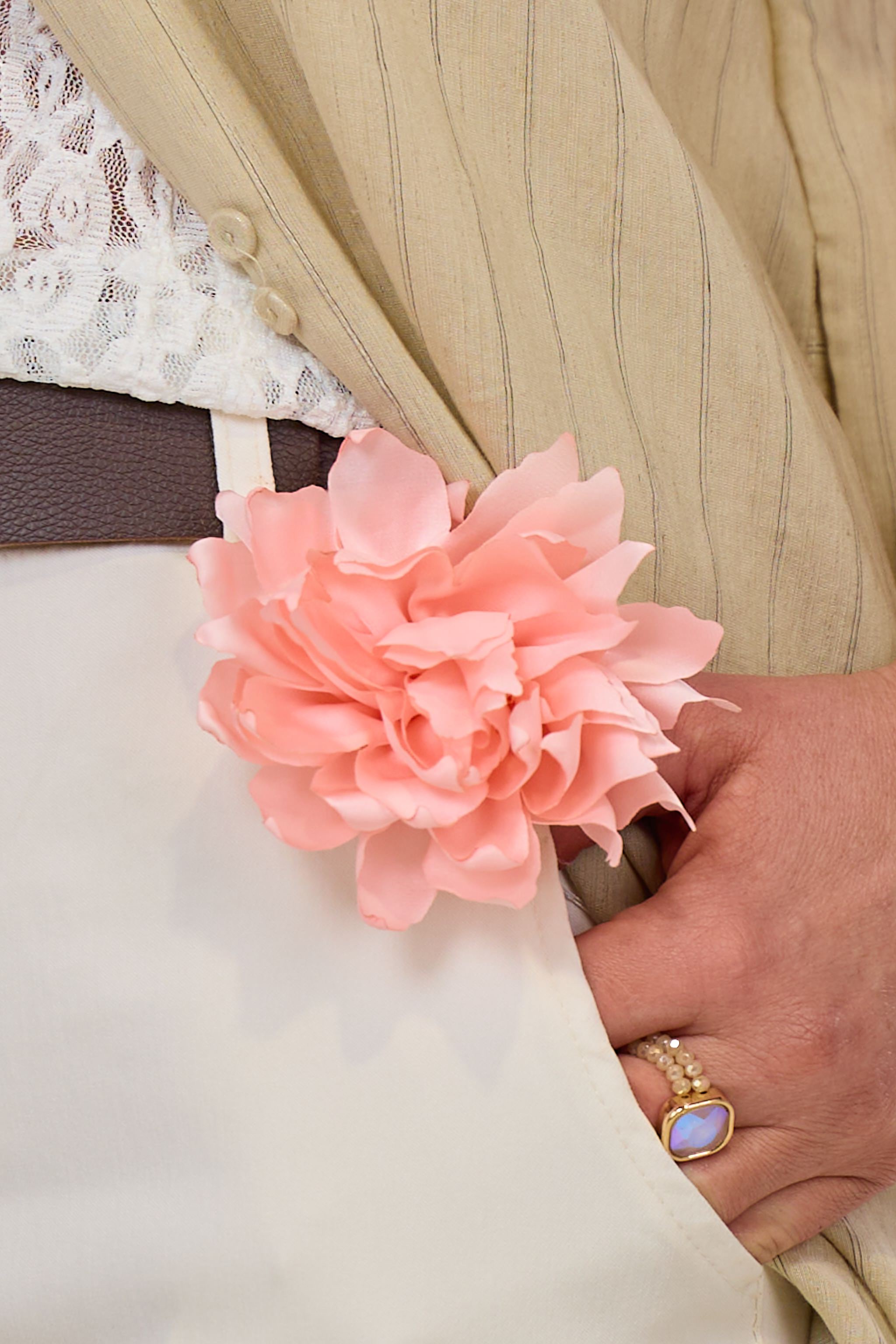 Blumenbrosche aus Stoff, hellrosa