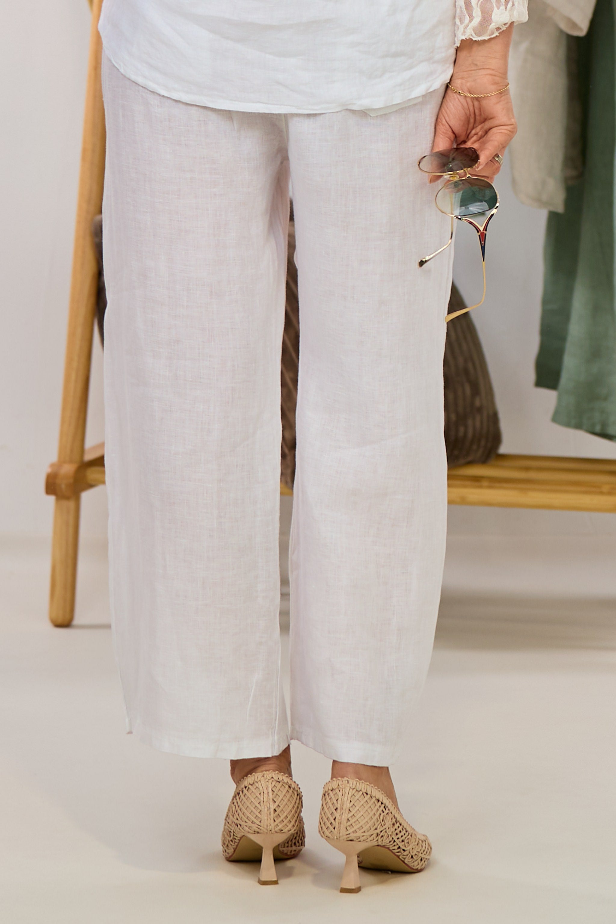 Leinenhose mit geflochtenem Gürtel, weiß