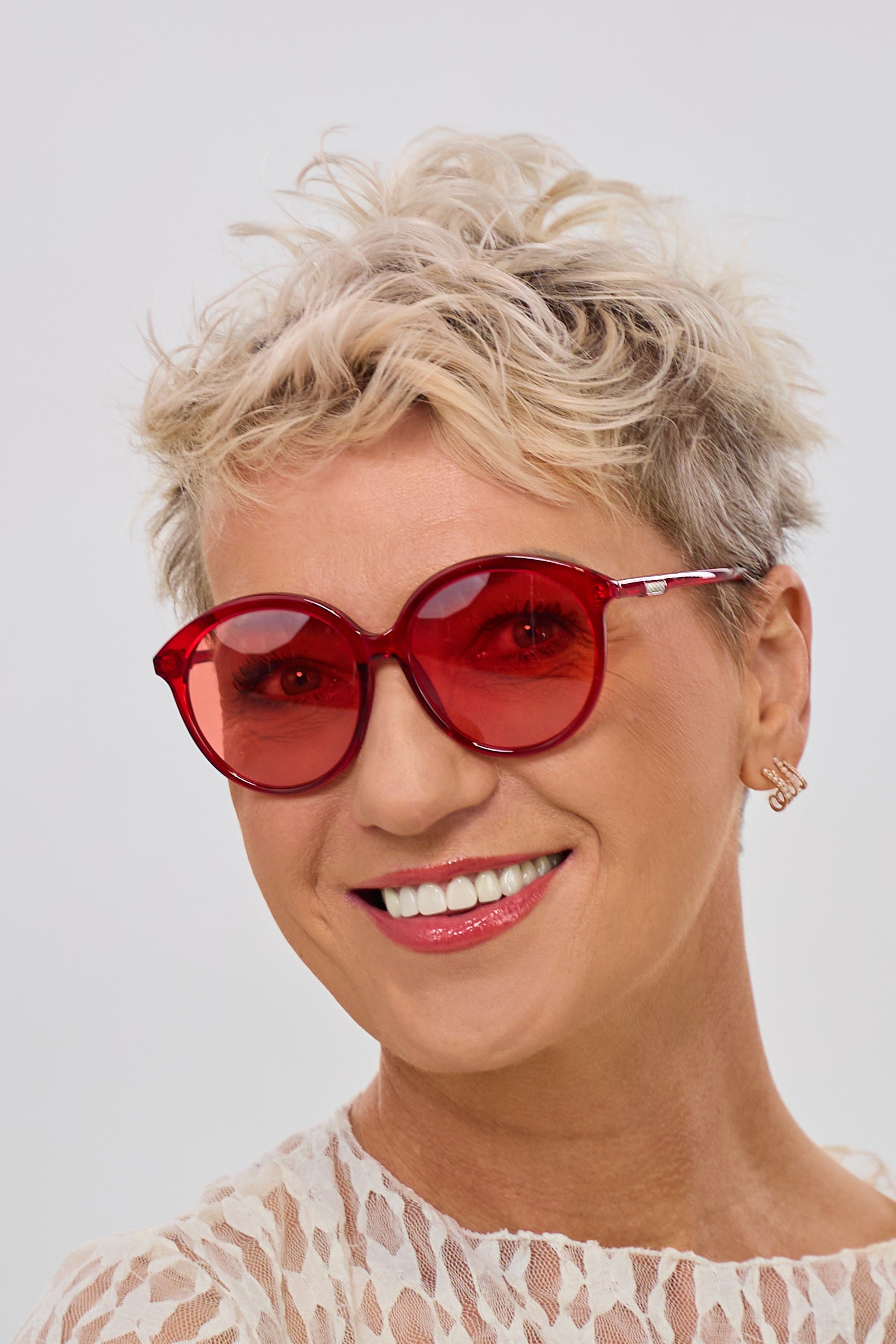 Elegante und stylische Sonnenbrille, rot