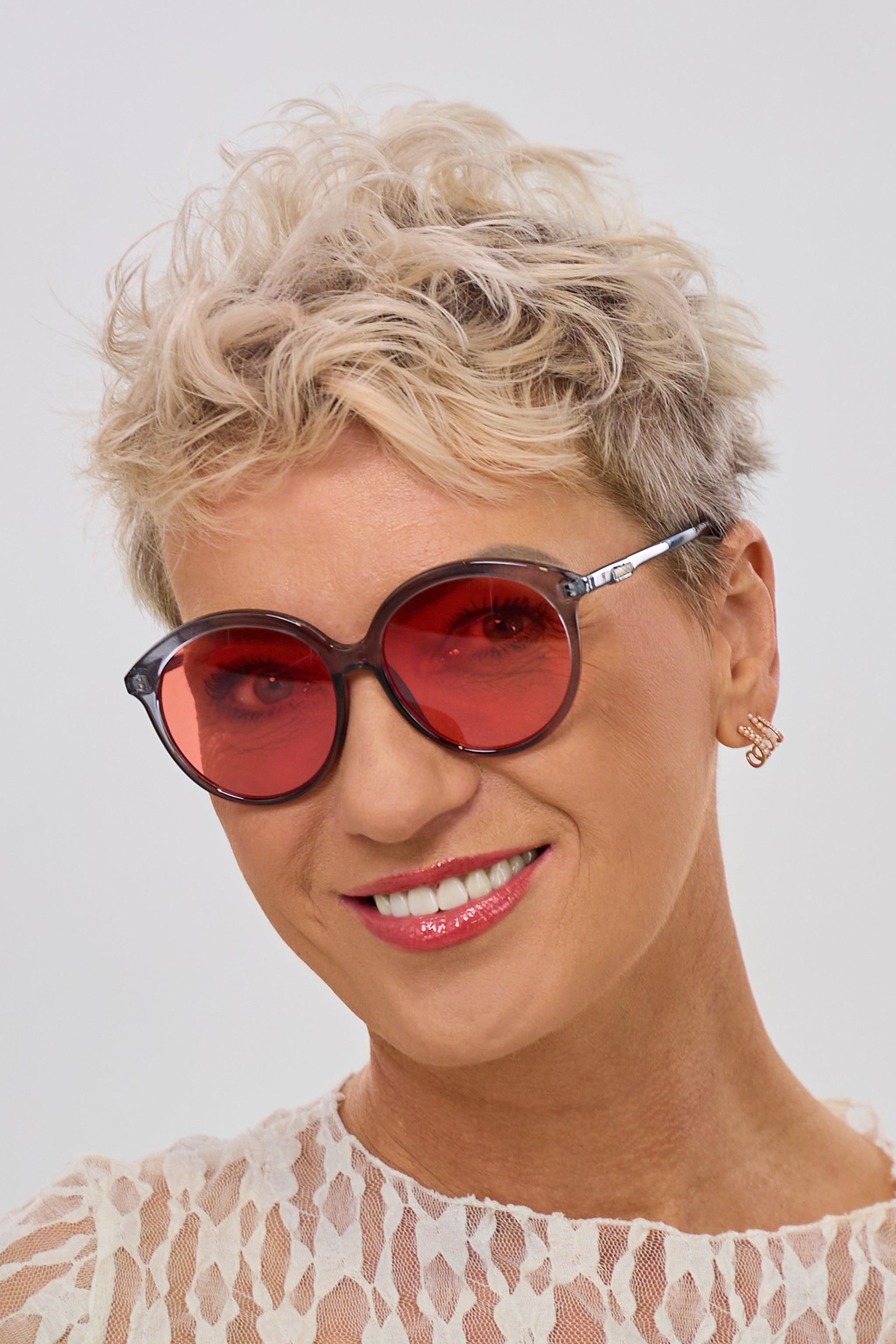 Elegante und stylische Sonnenbrille, anthrazit-rot