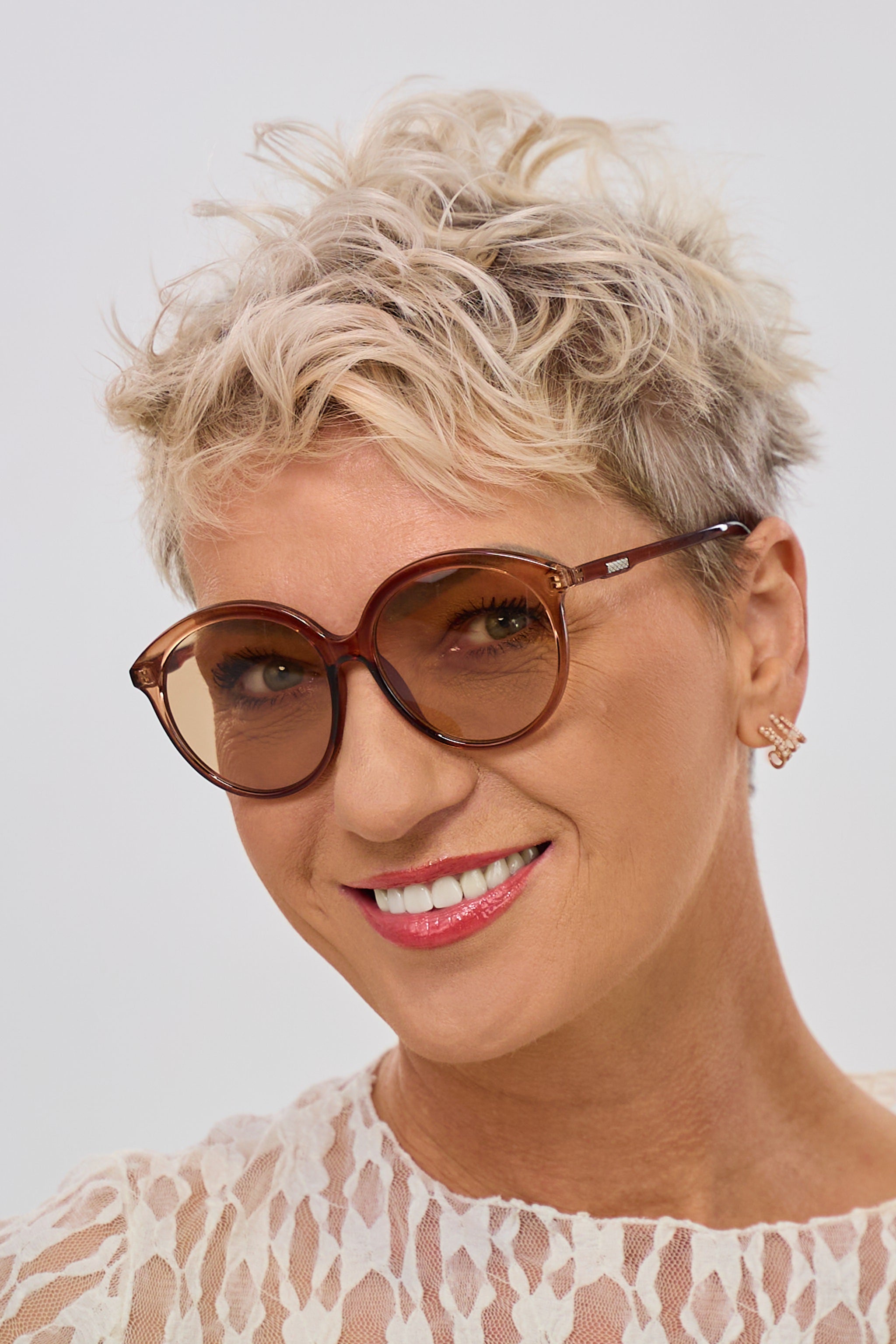 Elegante und stylische Sonnenbrille, braun