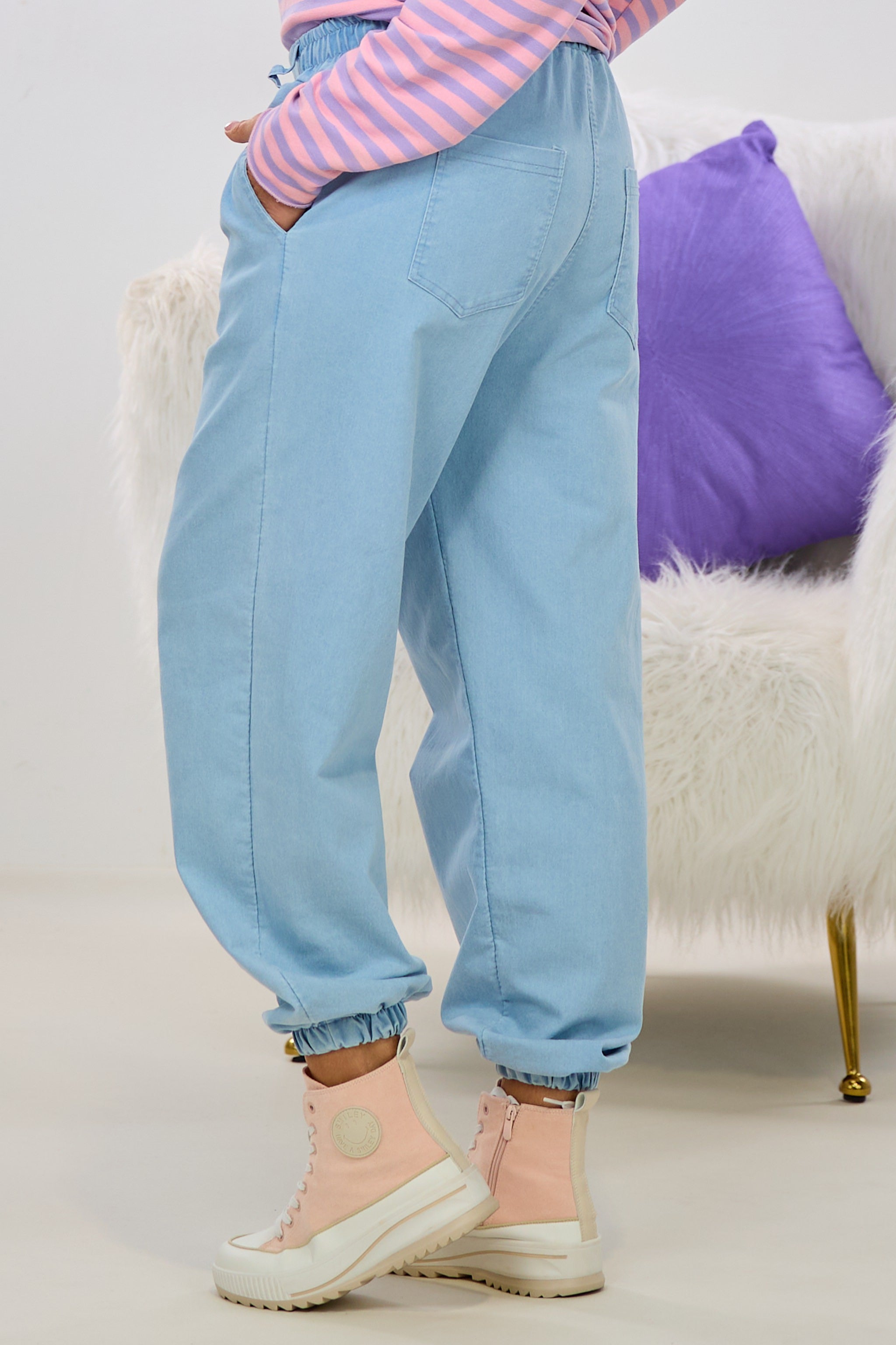 Leichte Jeans mit Bündchen, hell denim