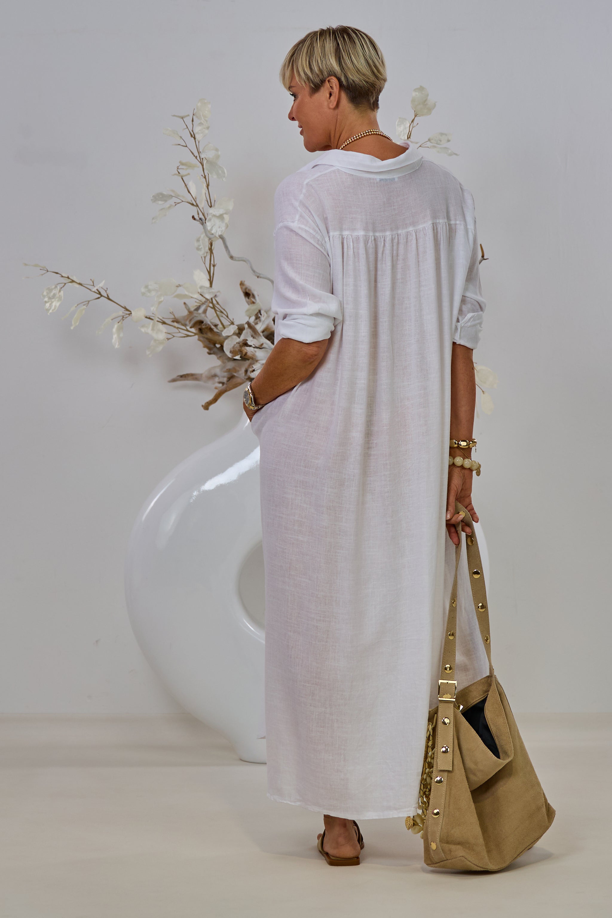 langes Hemdblusenkleid mit seitlichen Taschen, weiß
