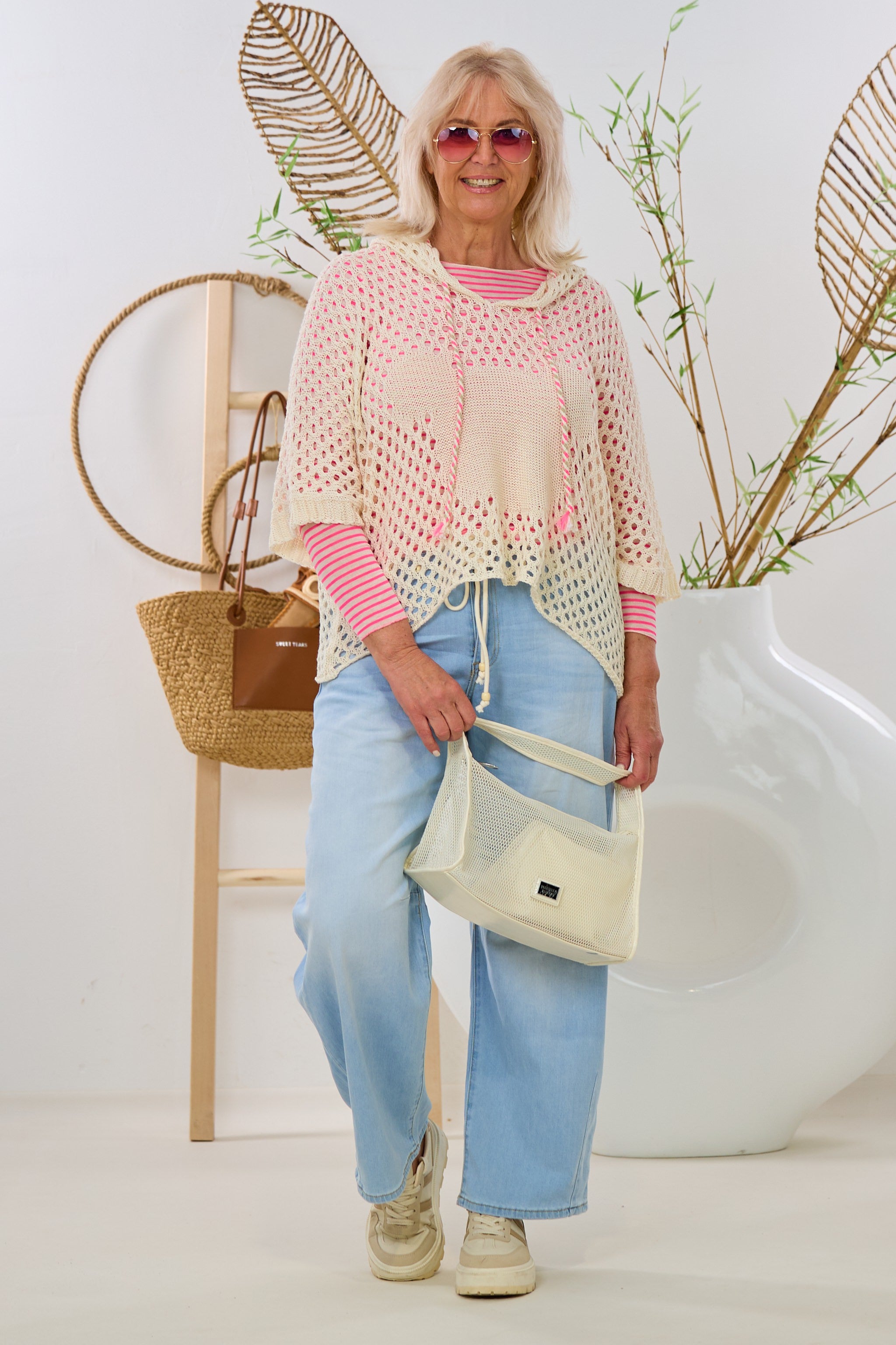 Strickpulli mit Kapuze, creme-neon pink