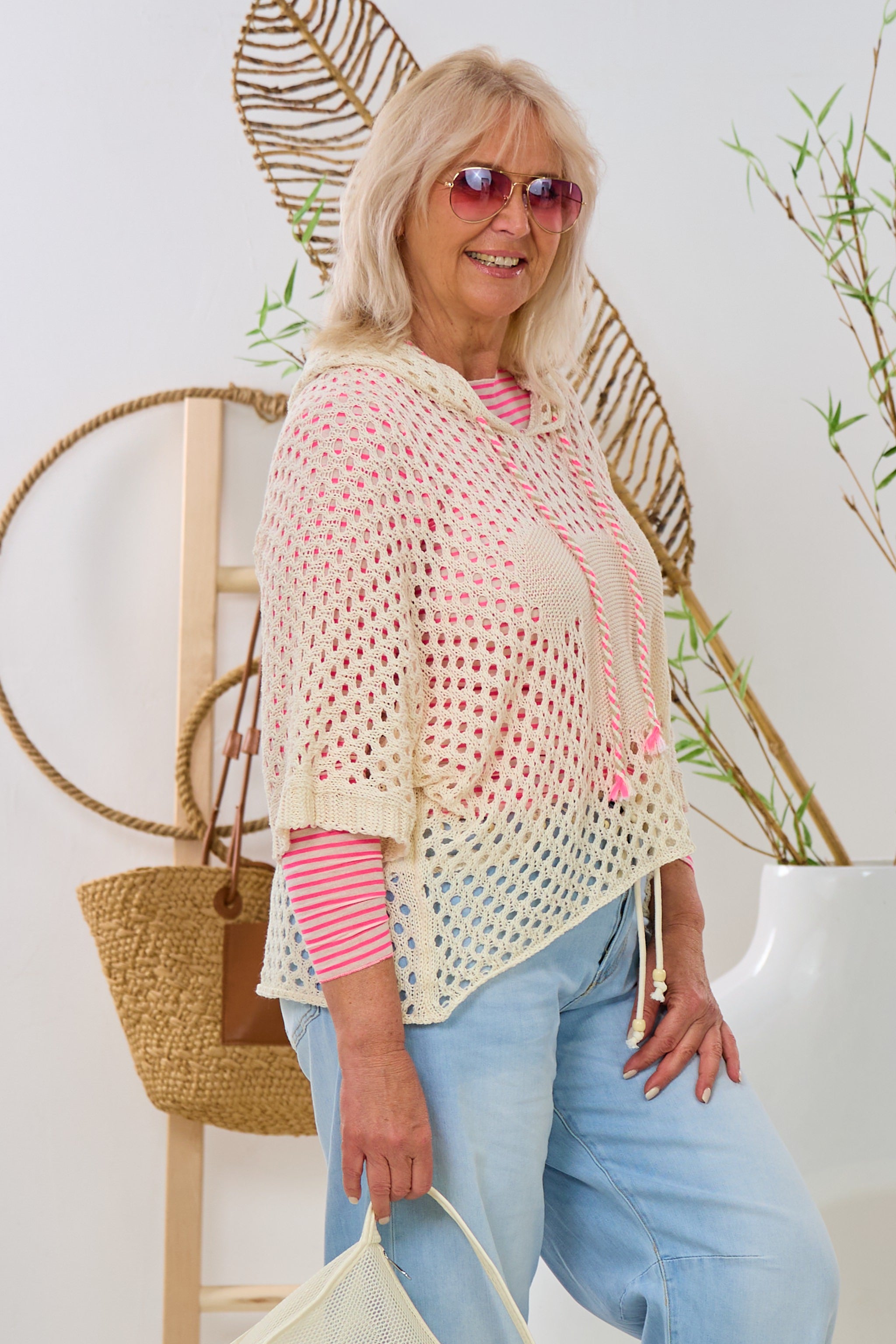 Strickpulli mit Kapuze, creme-neon pink
