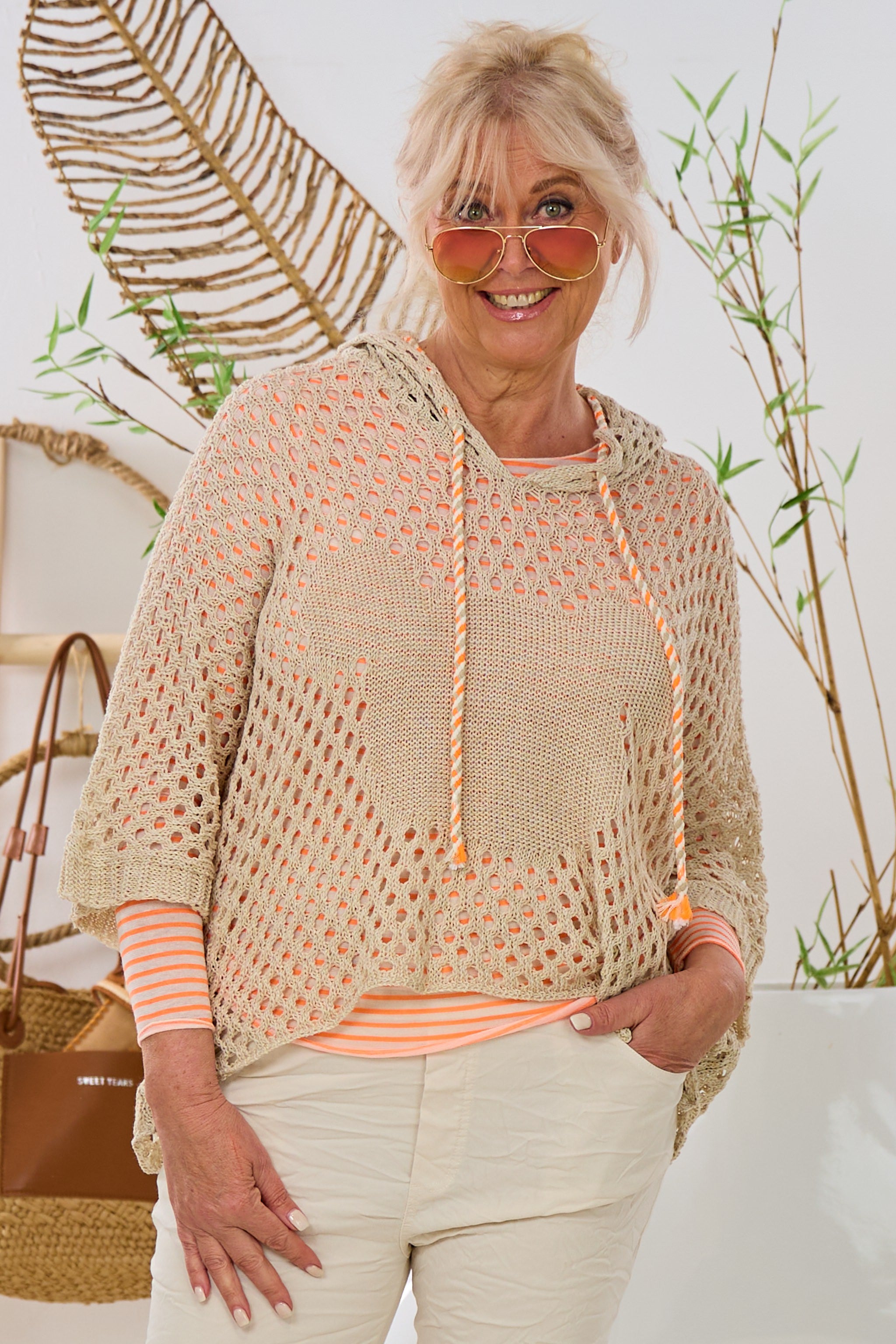 Strickpulli mit Kapuze, beige-neon orange