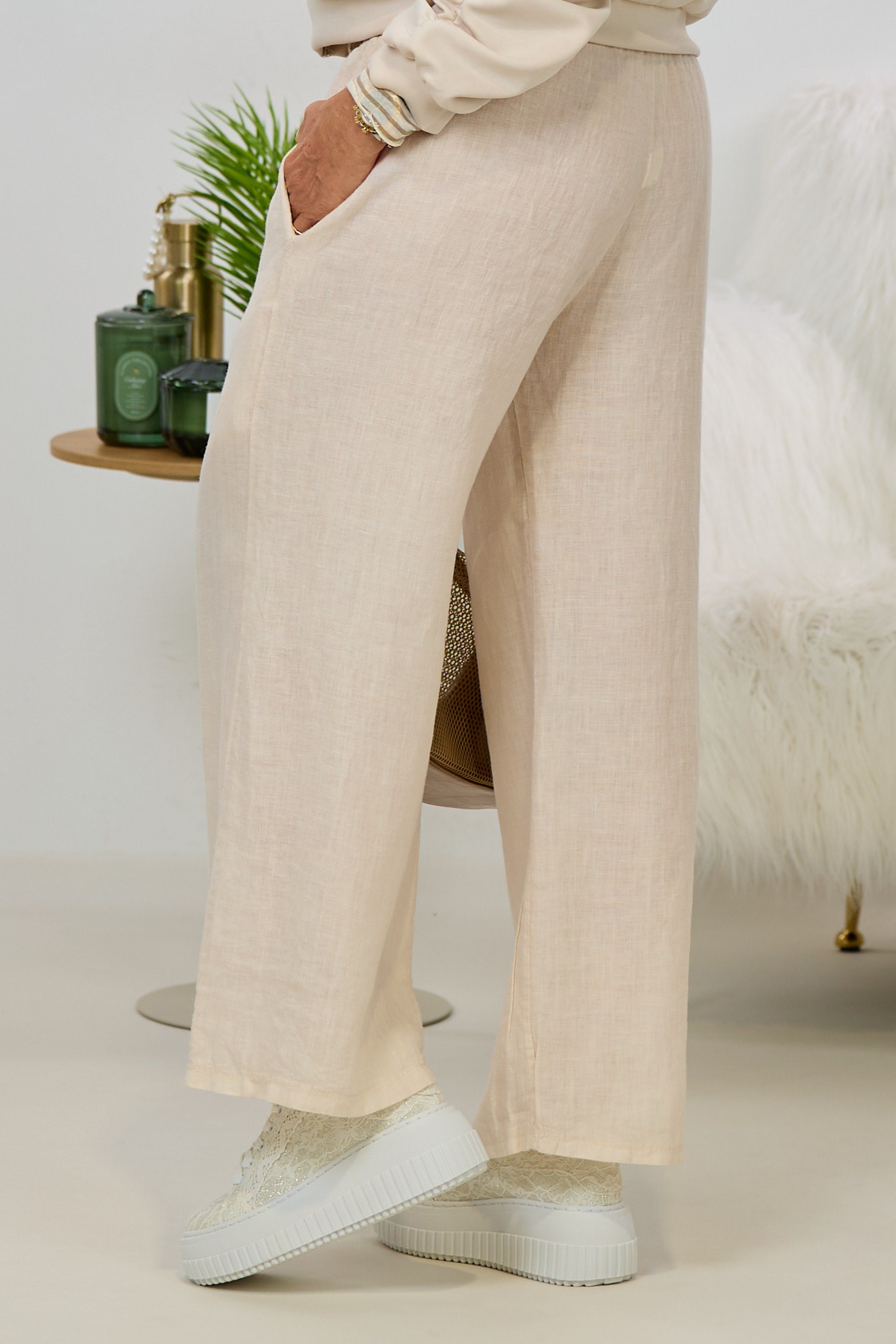 Weite Leinenhose mit besonderem Gürtel, beige