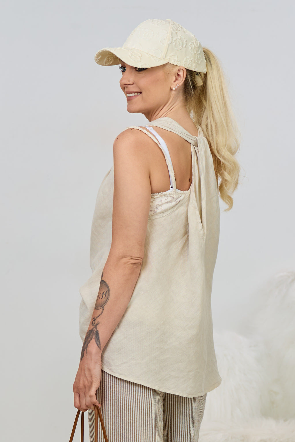 Leinenshirt mit besonderem Rückenausschnitt, beige