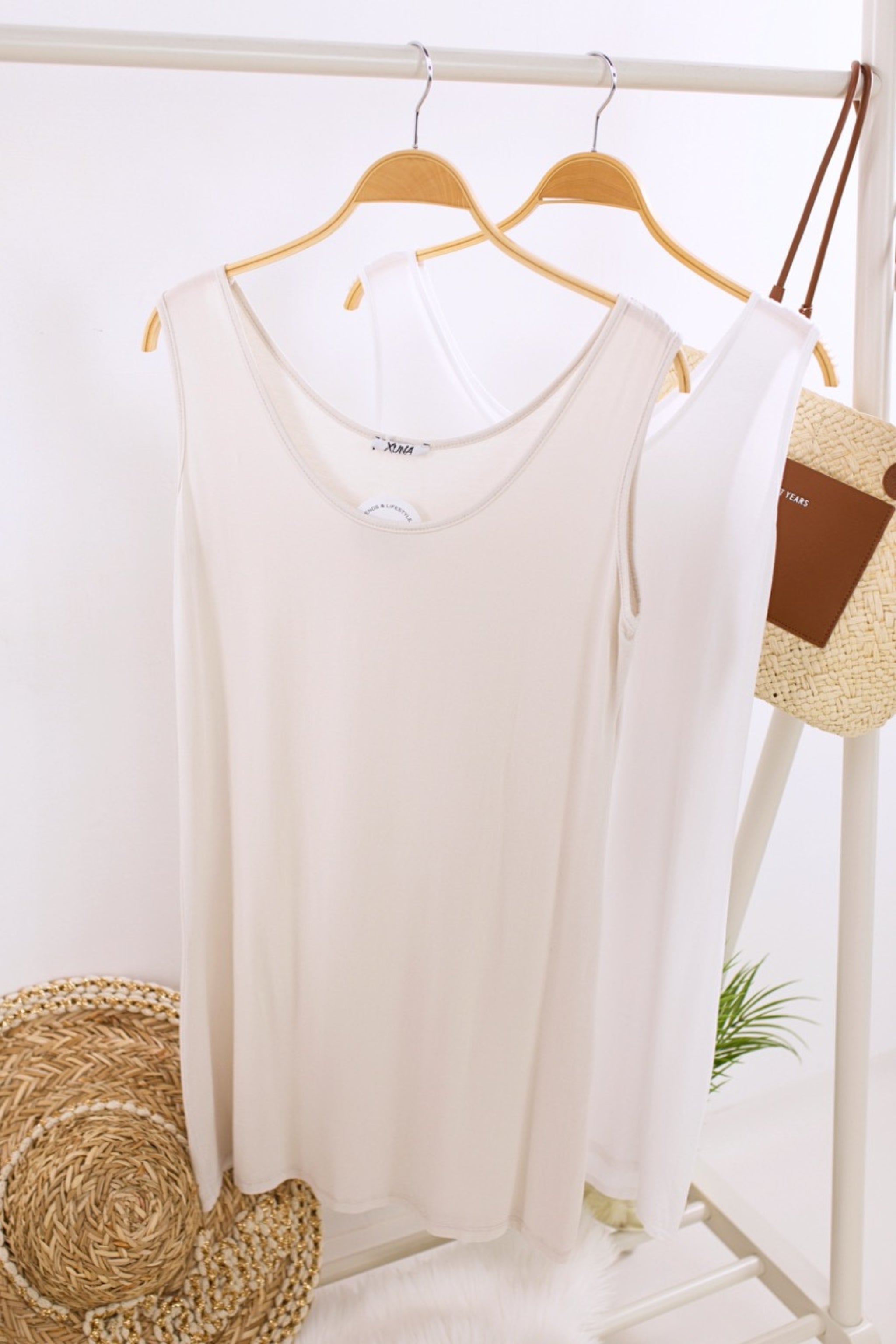 schlichtes Unterkleid, beige