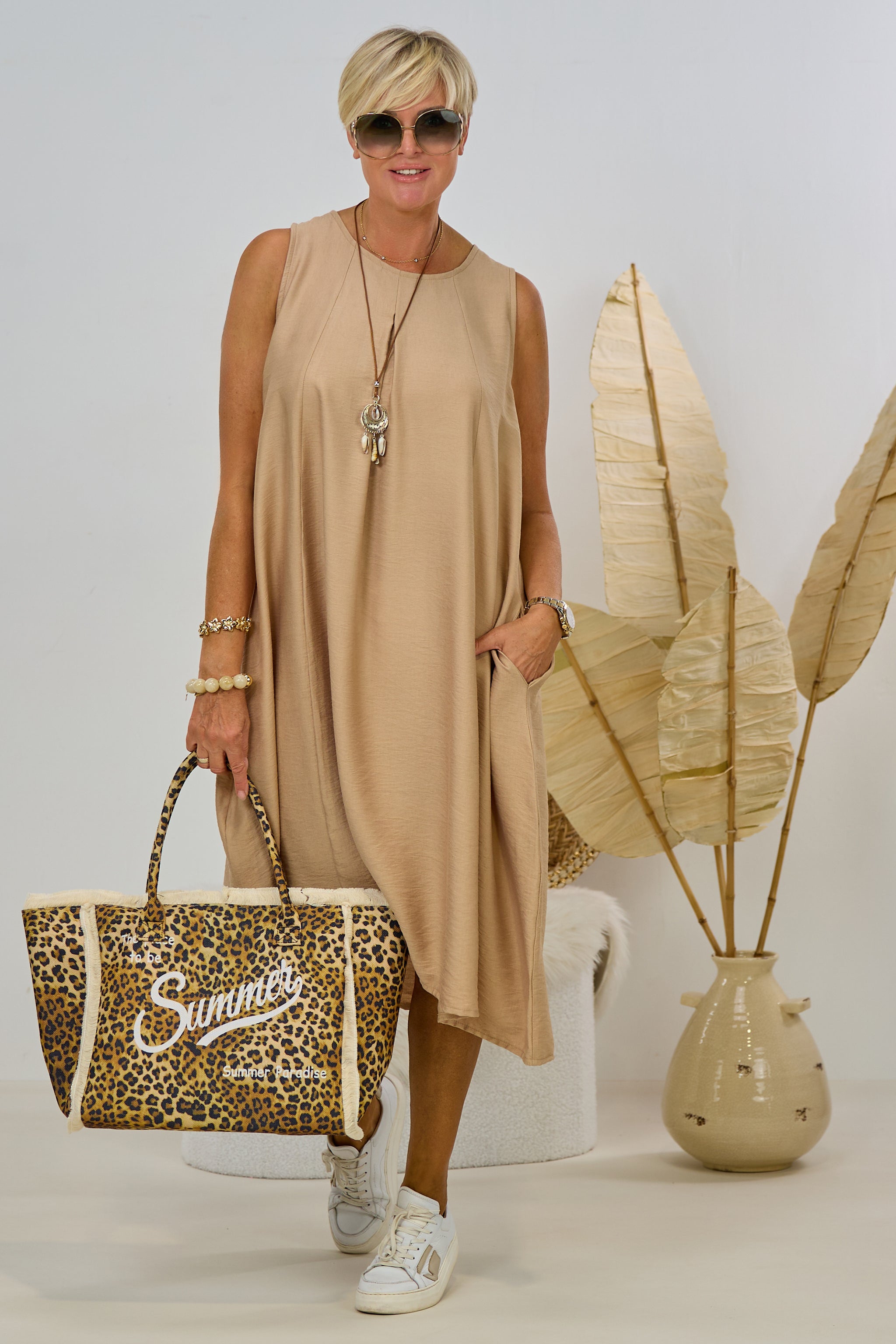 luftiges Kleid mit Kette, light camel