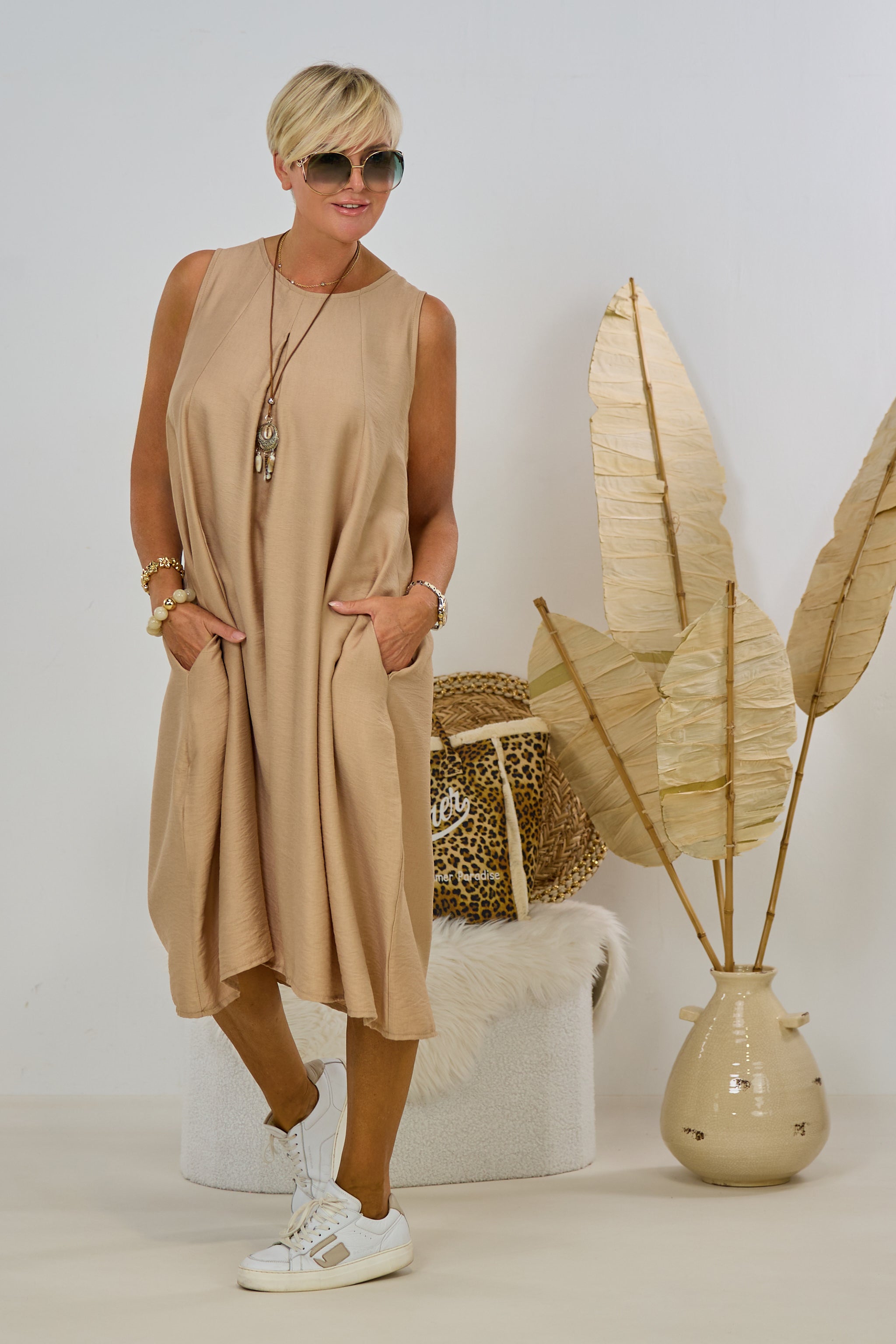 luftiges Kleid mit Kette, light camel
