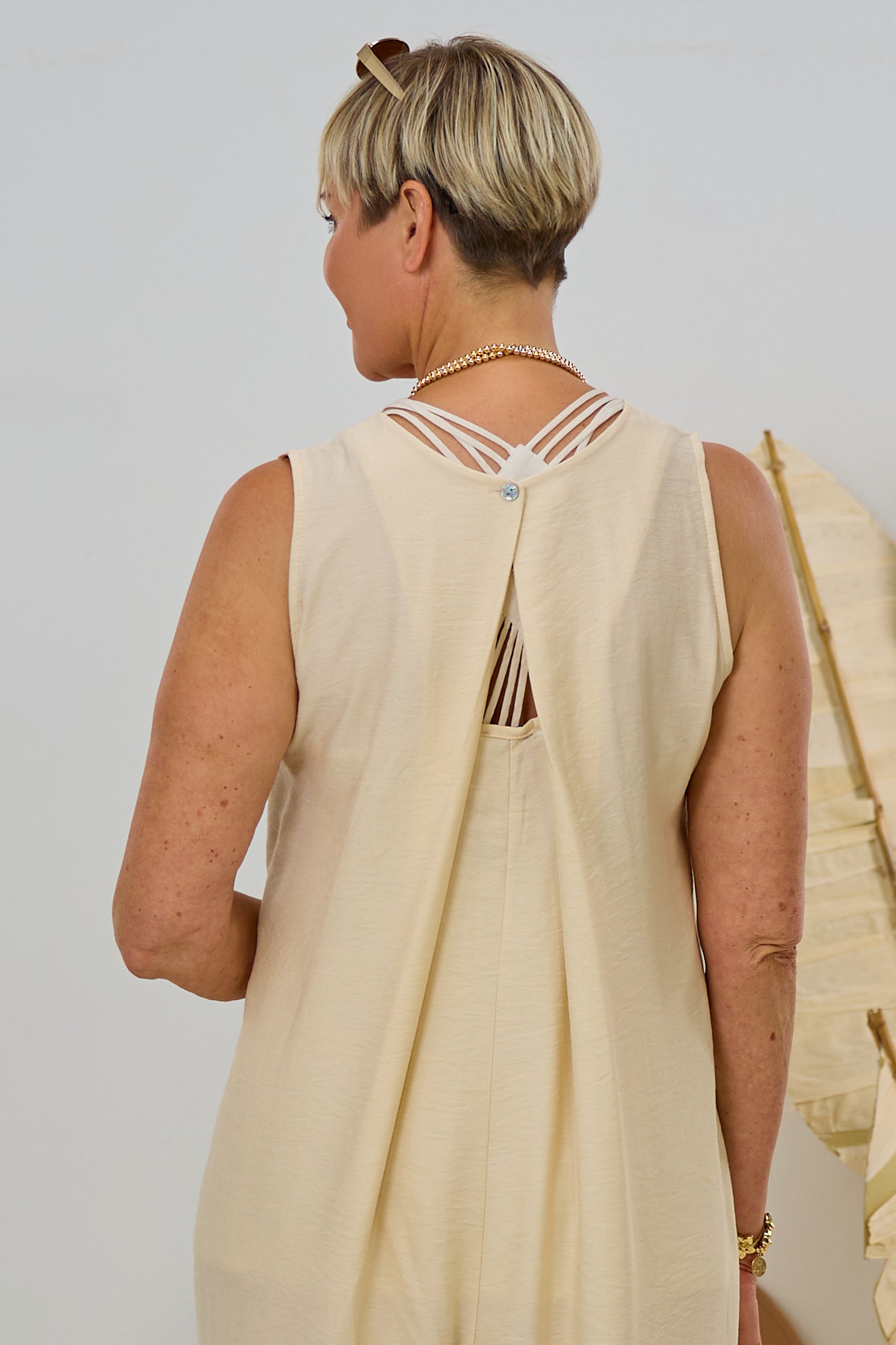 Overall mit raffiniertem Rückenschlitz, creme