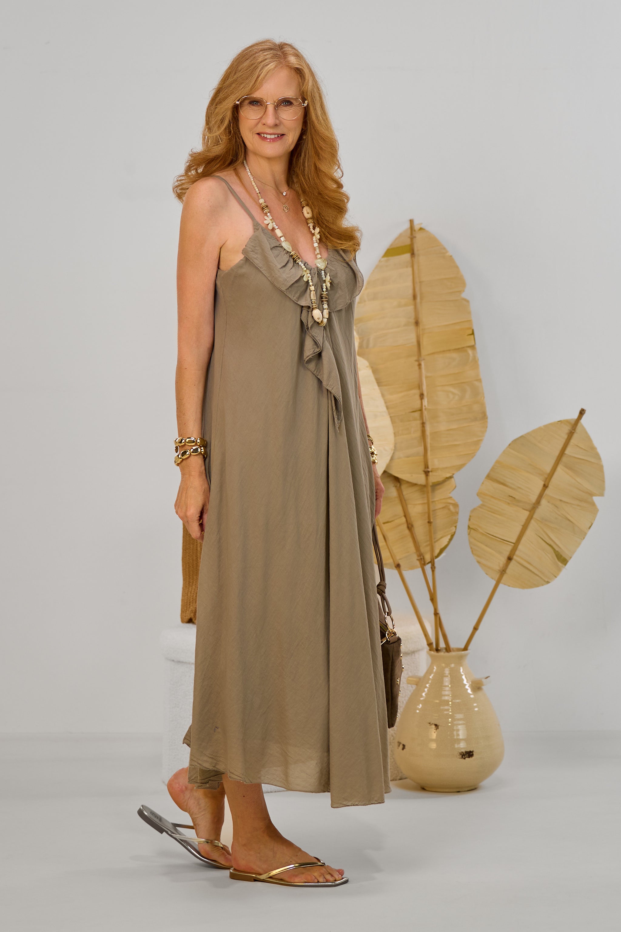 langes Kleid mit Rüsche, taupe
