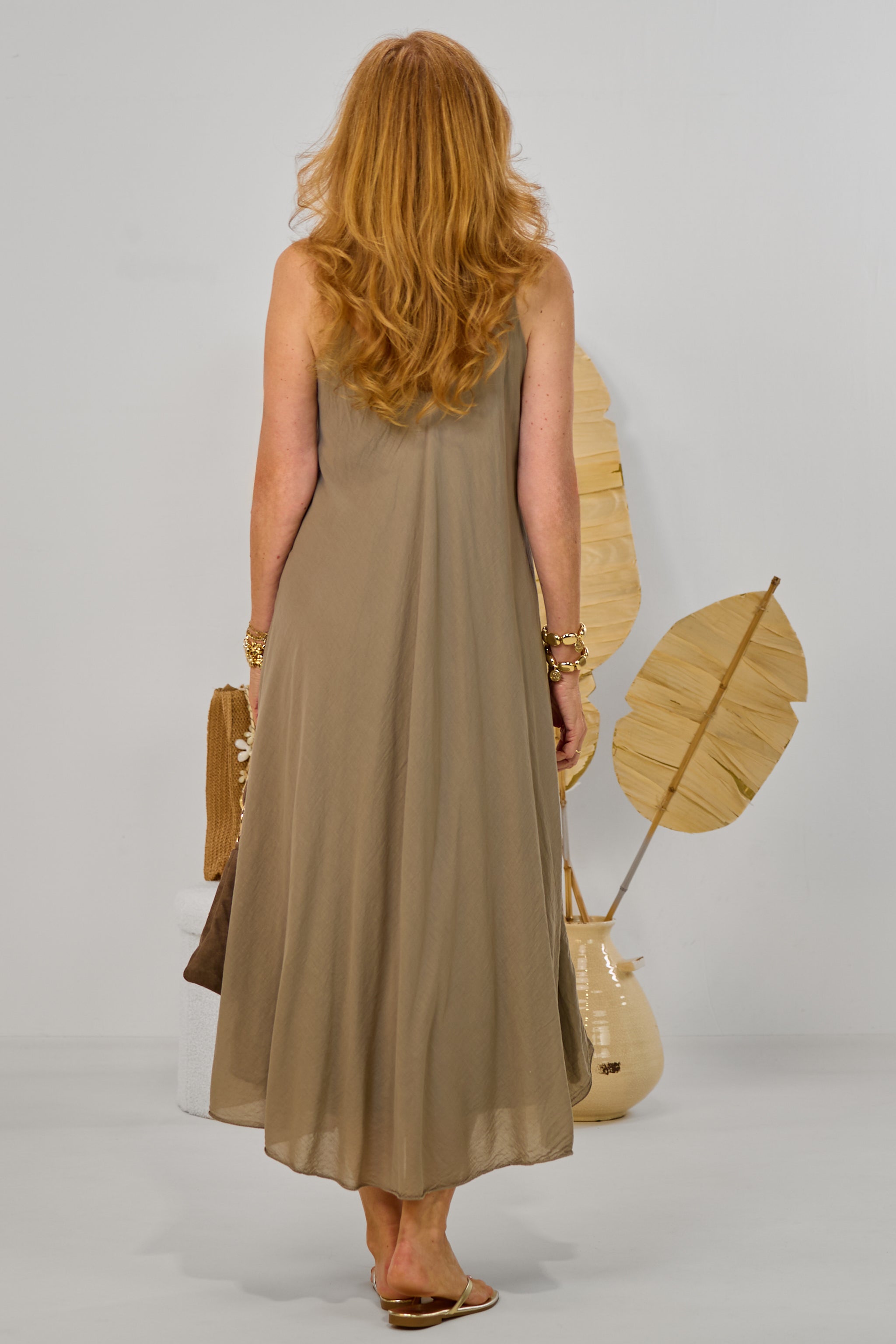 langes Kleid mit Rüsche, taupe
