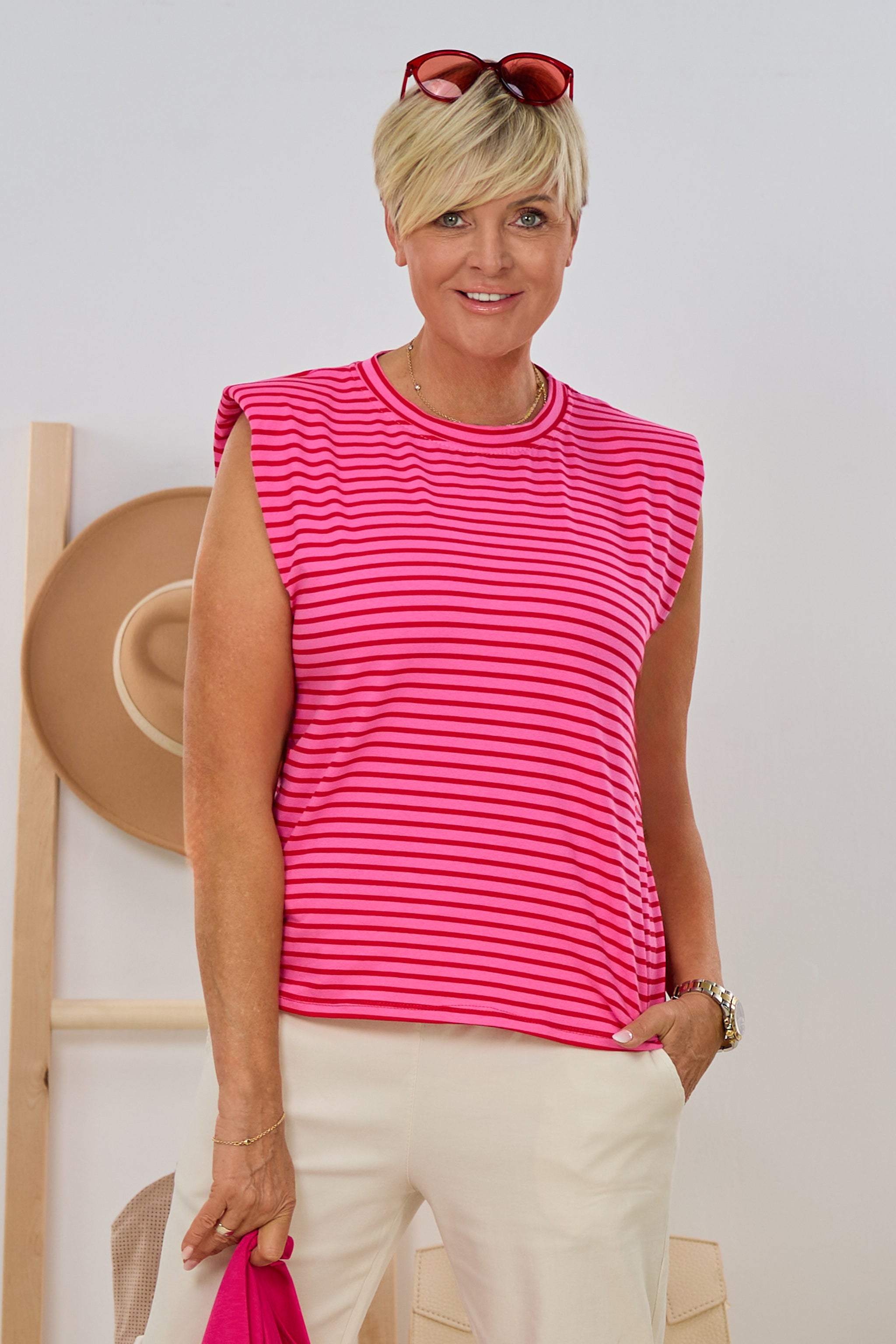 Geringeltes Shirt mit Schulterpolstern, rot-pink