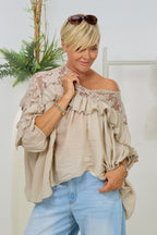 luftige Bluse mit Rüschen und Spitze, stein