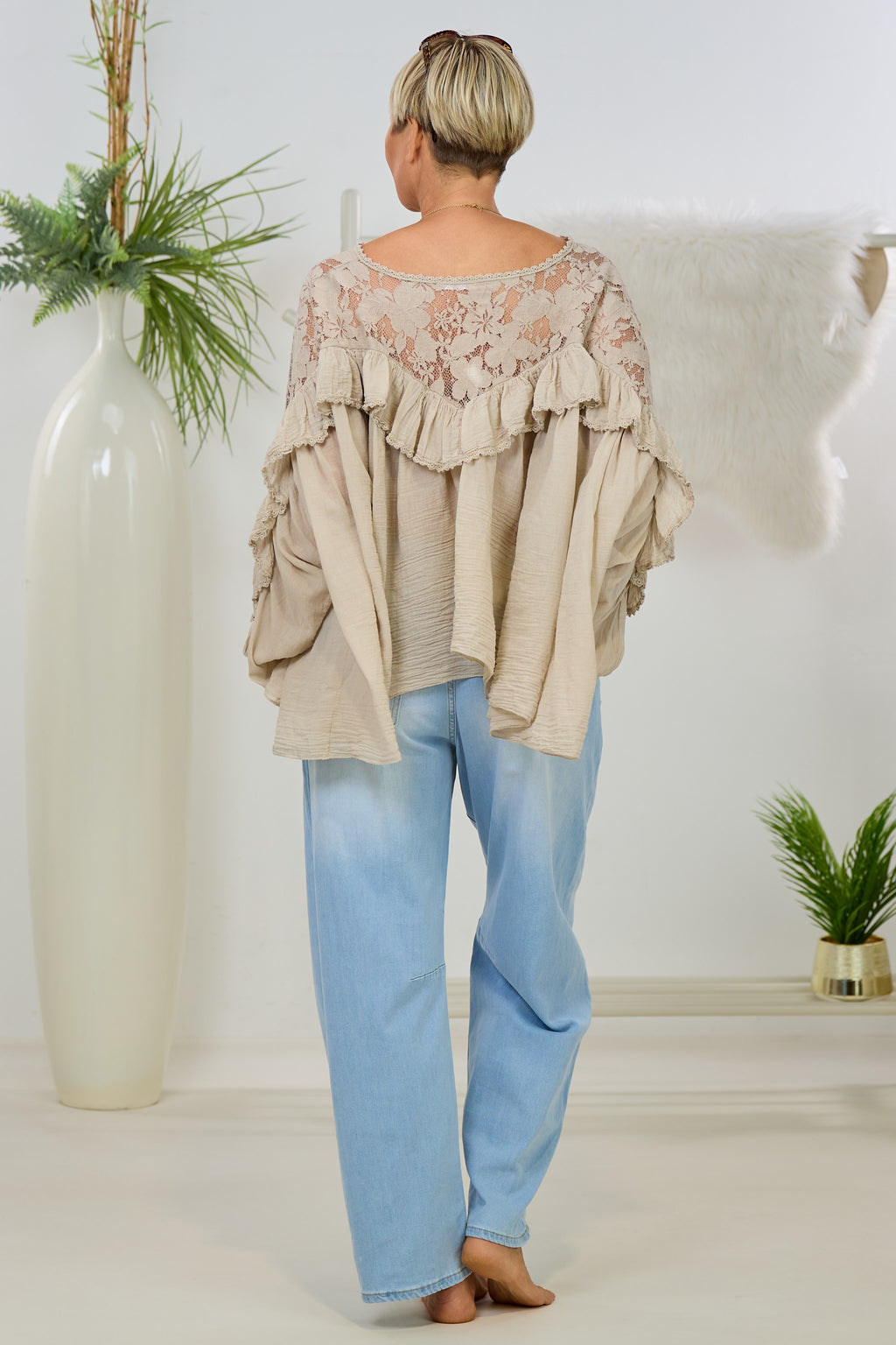 luftige Bluse mit Rüschen und Spitze, stein