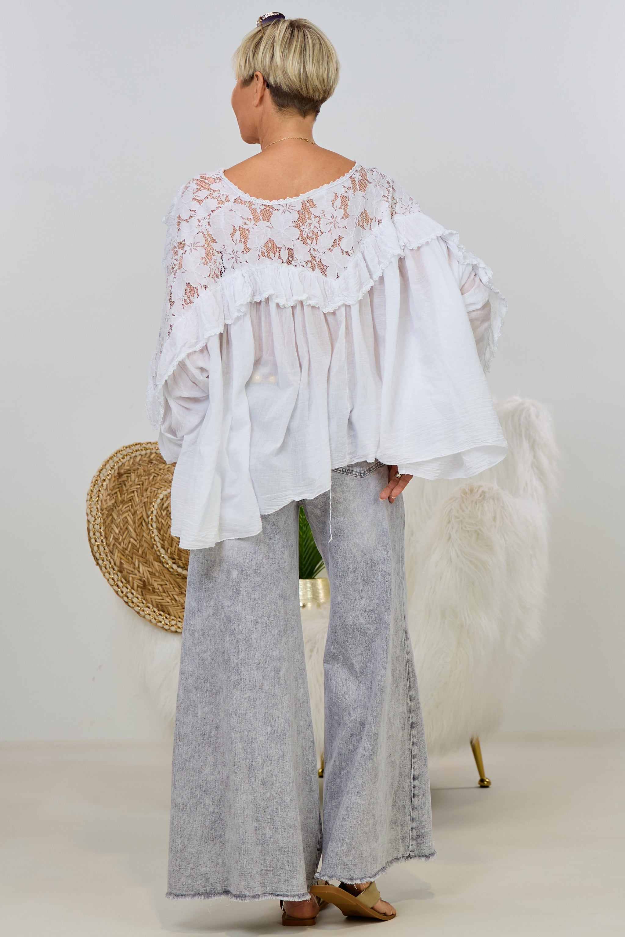luftige Bluse mit Rüschen und Spitze, weiß