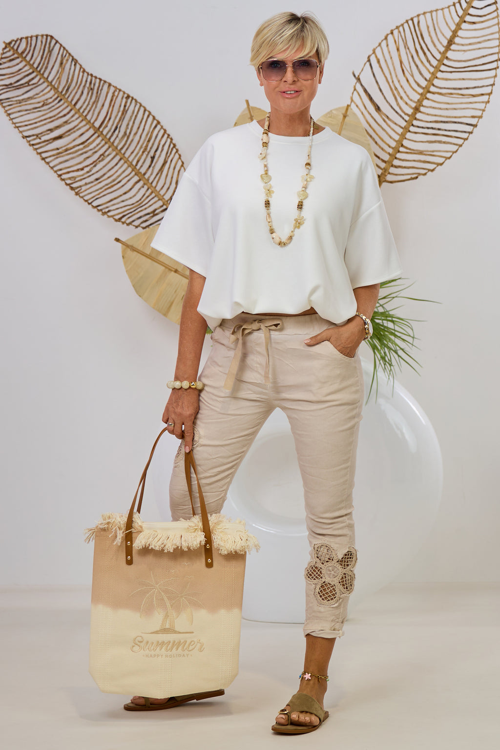 Hose im Knitterlook mit Blumen, beige