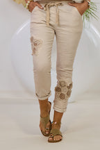 Hose im Knitterlook mit Blumen, beige