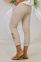Hose im Knitterlook mit Blumen, beige