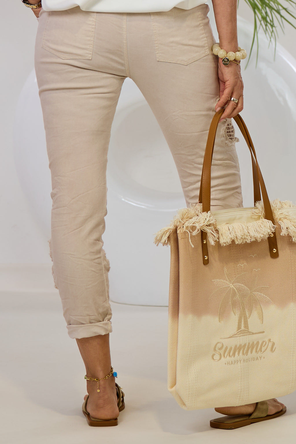 Hose im Knitterlook mit Blumen, beige