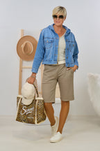 Unifarbene Shorts mit Gürtel, schlamm