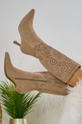 Stiefel mit Cut-Outs und Nieten, hellbraun