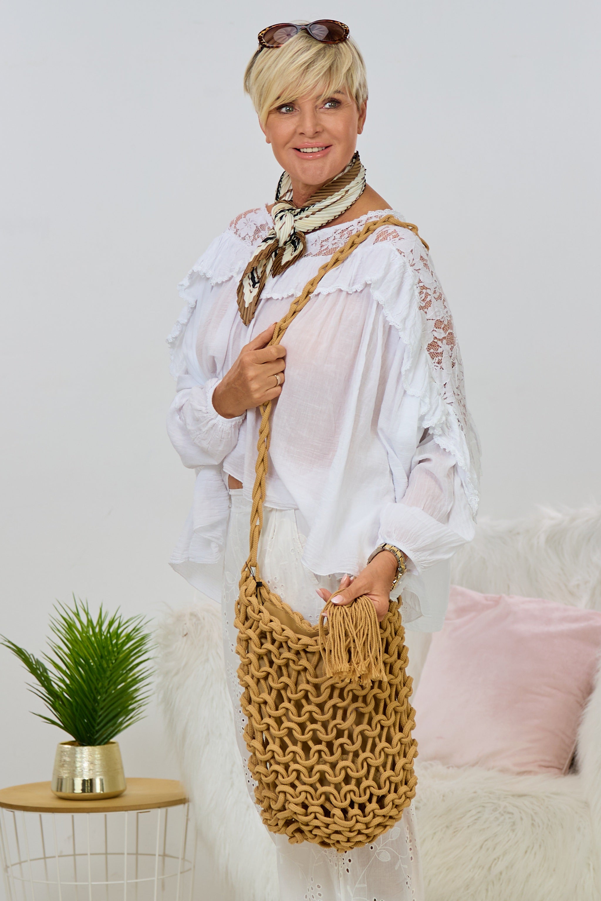 Beuteltasche im Boho-Style mit Anhänger, camel