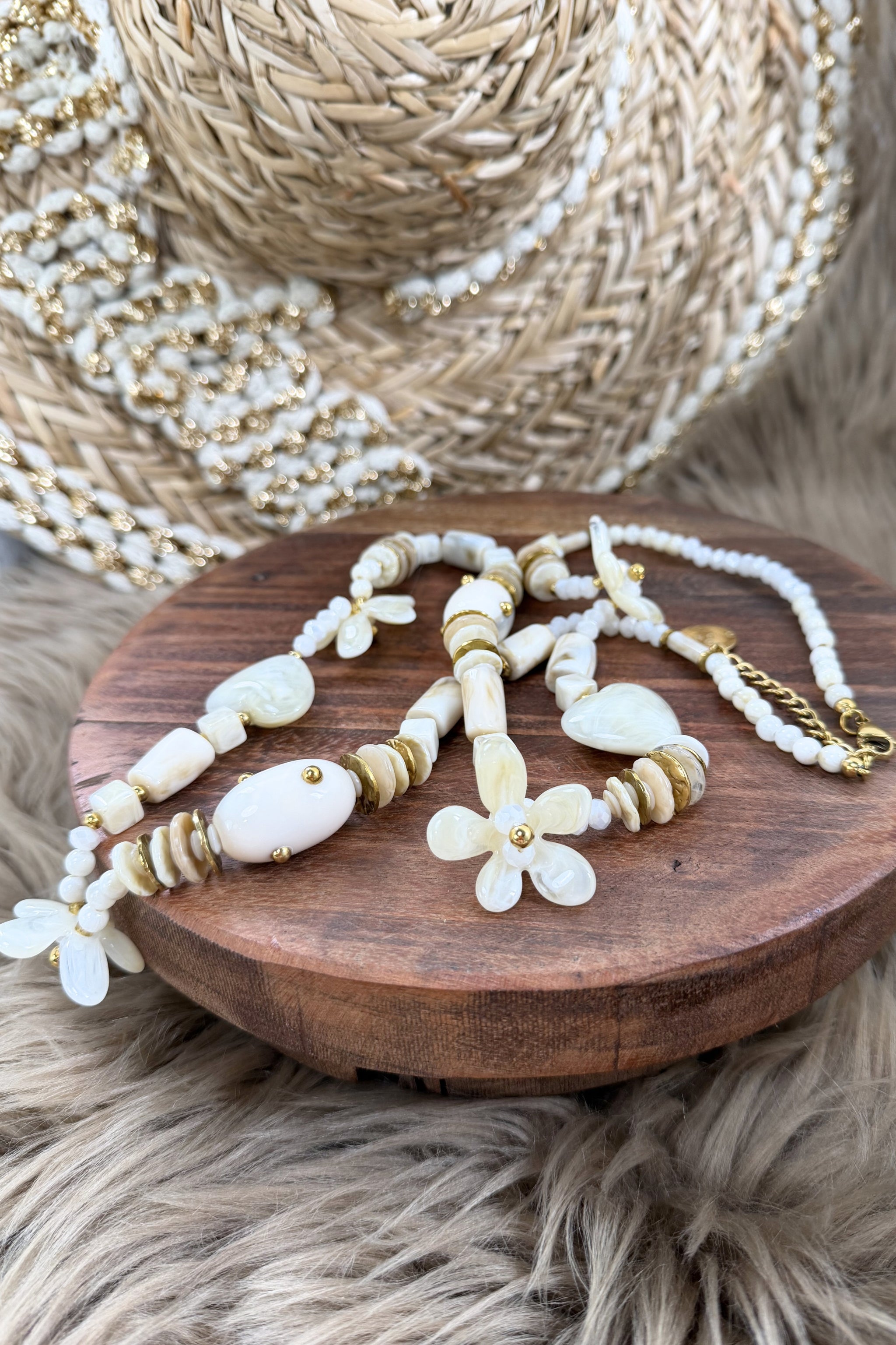 lange Kette mit vielen Elementen, perlmutt-beige