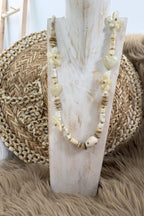 lange Kette mit vielen Elementen, perlmutt-beige