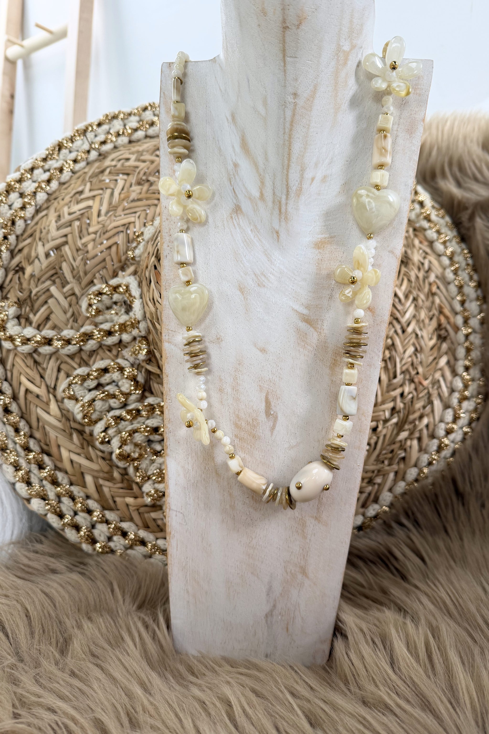 lange Kette mit vielen Elementen, perlmutt-beige