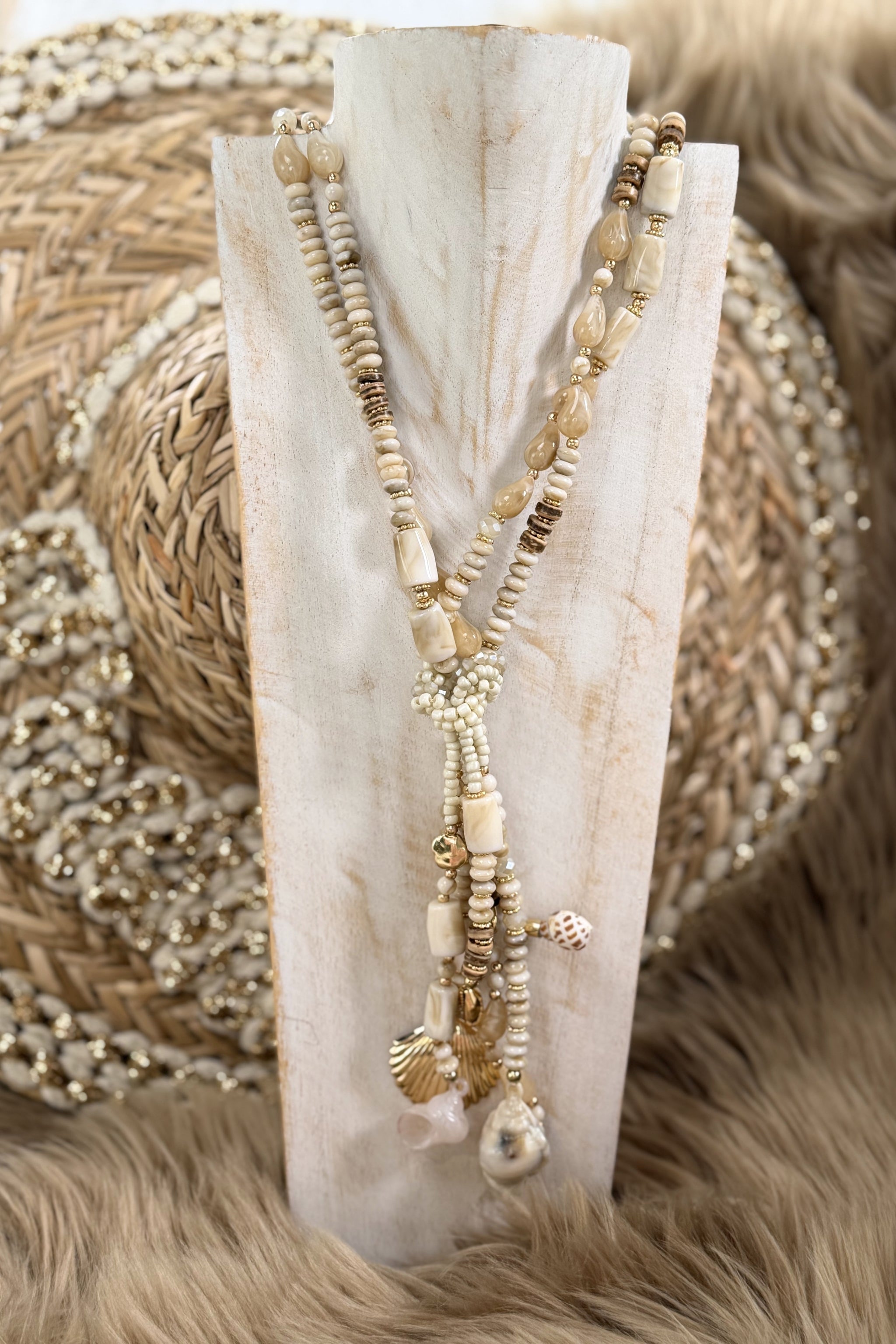 Doppelte, lange Kette mit vielen Elementen, perlmutt-beige