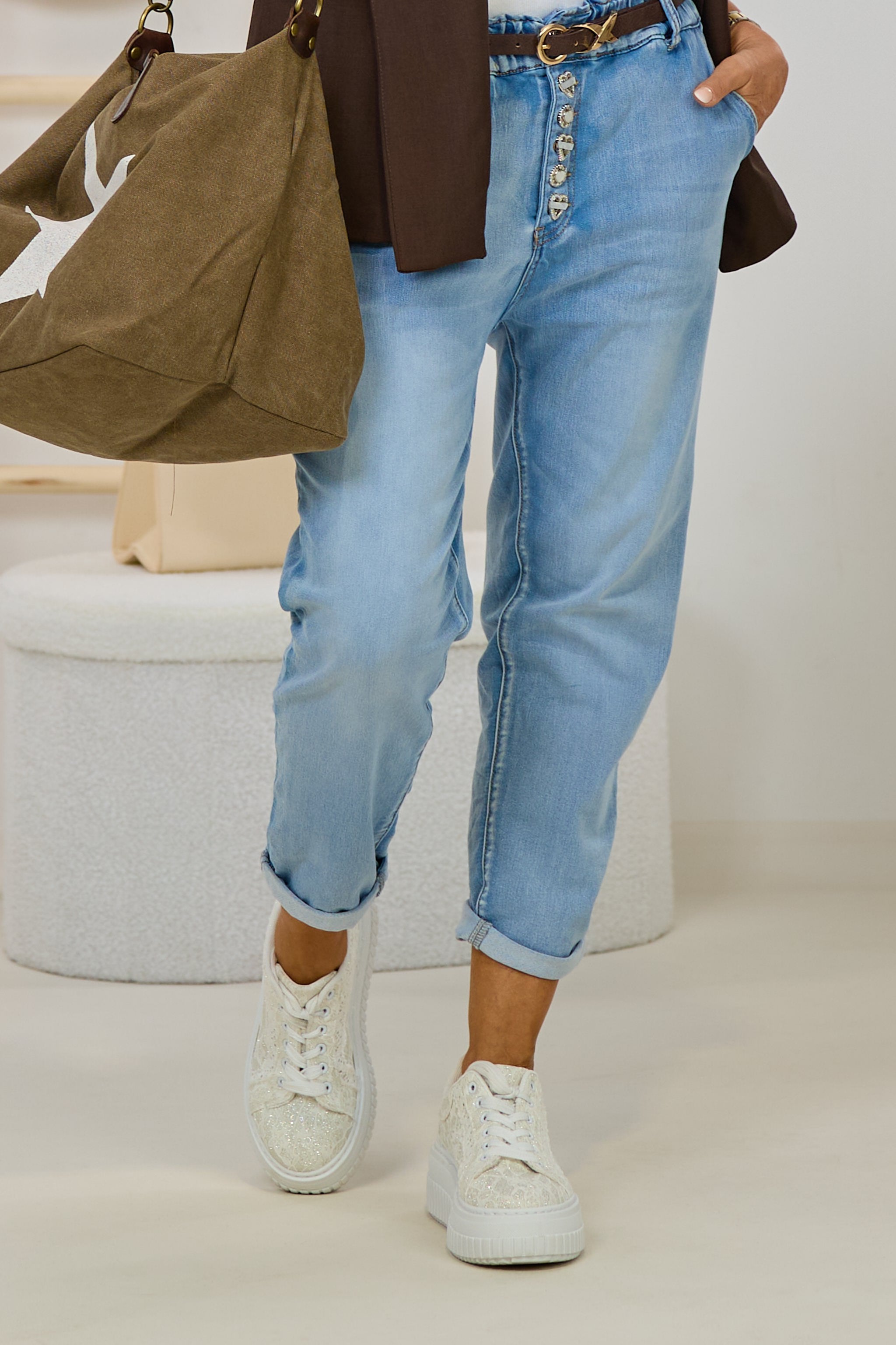 Leichte Jeans mit Zierknöpfen, hell denim