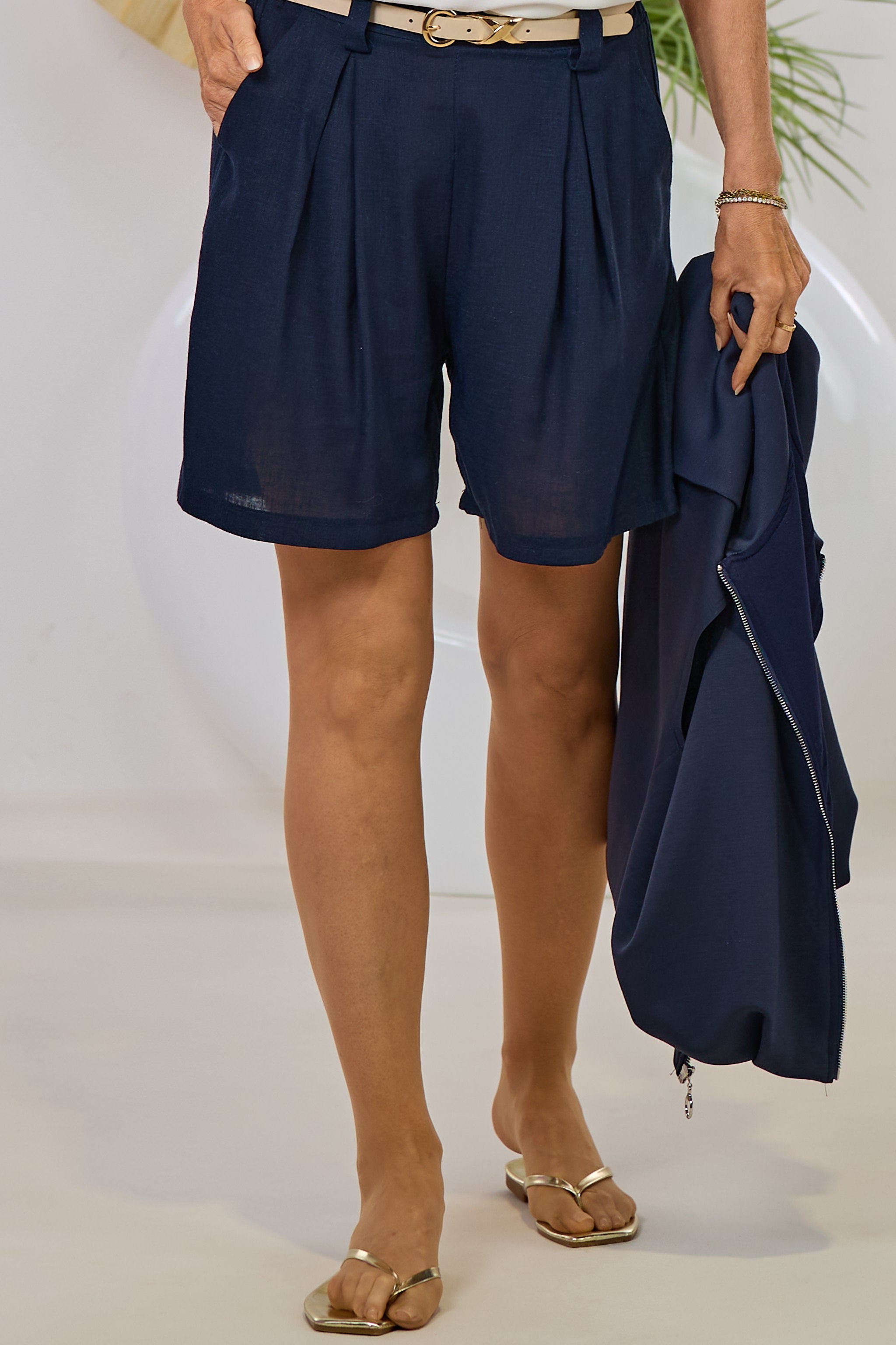 Leinen Shorts mit Kellerfalten, marine