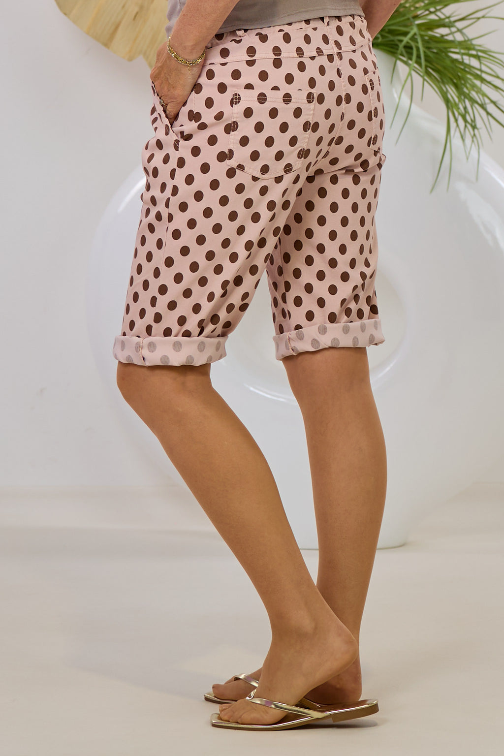 Gepunktete Shorts mit Gürtel, altrosa-braun
