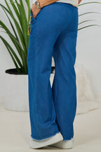 leichte Jeans mit weitem Bein und Gürtel, blau