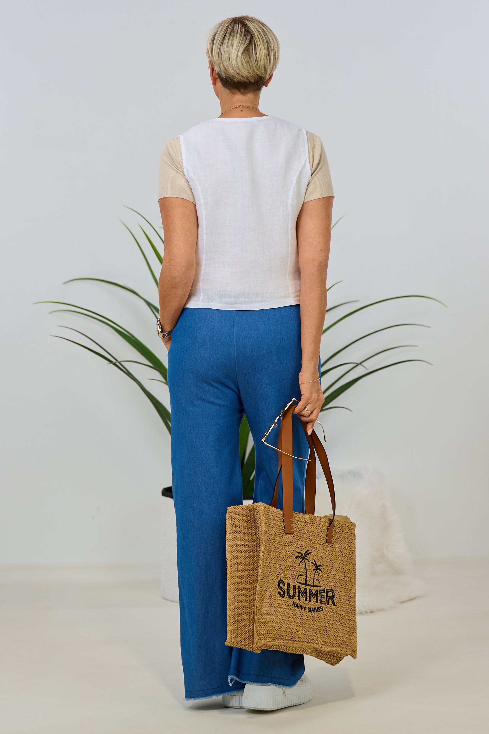 leichte Jeans mit weitem Bein und Gürtel, blau