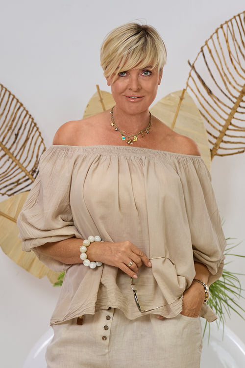 Bluse im Knitterlook mit gesmoktem Ausschnitt, beige