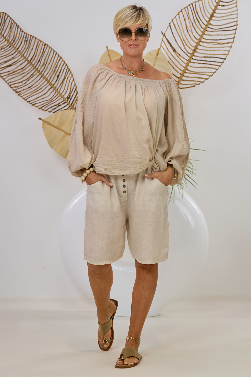 Leinen Shorts mit schmalem Gürtel, beige