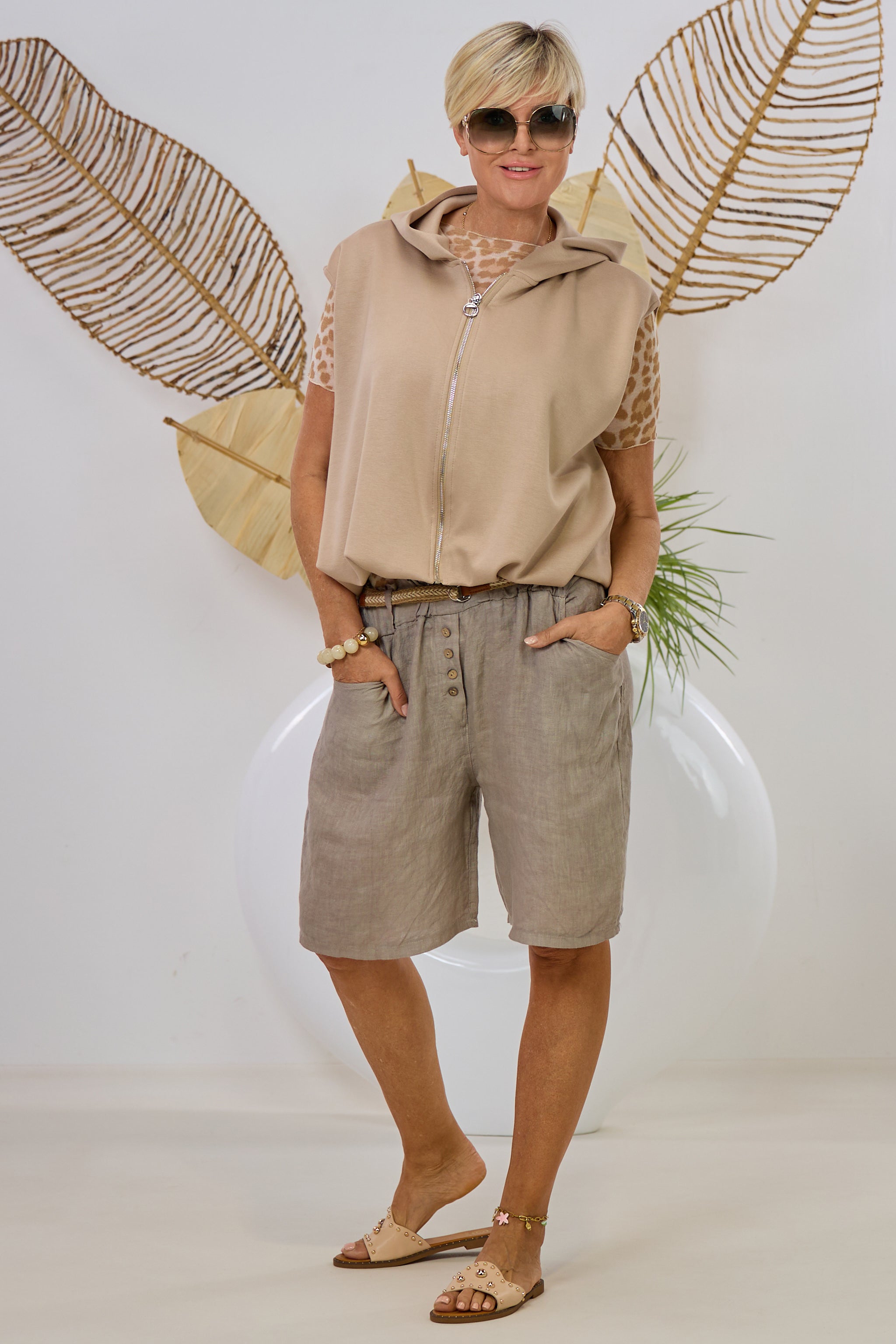 Leinen Shorts mit schmalem Gürtel, taupe