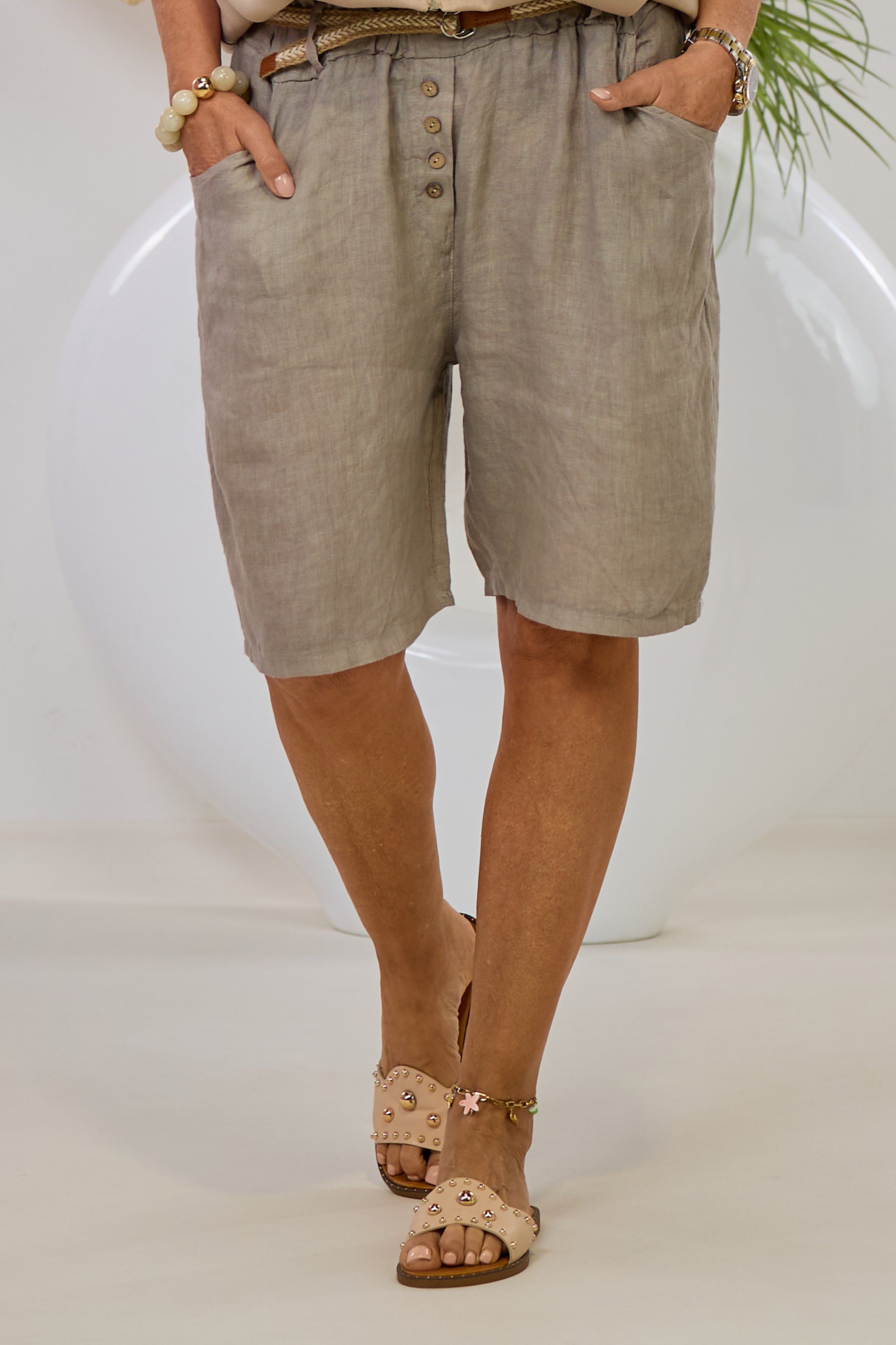 Leinen Shorts mit schmalem Gürtel, taupe
