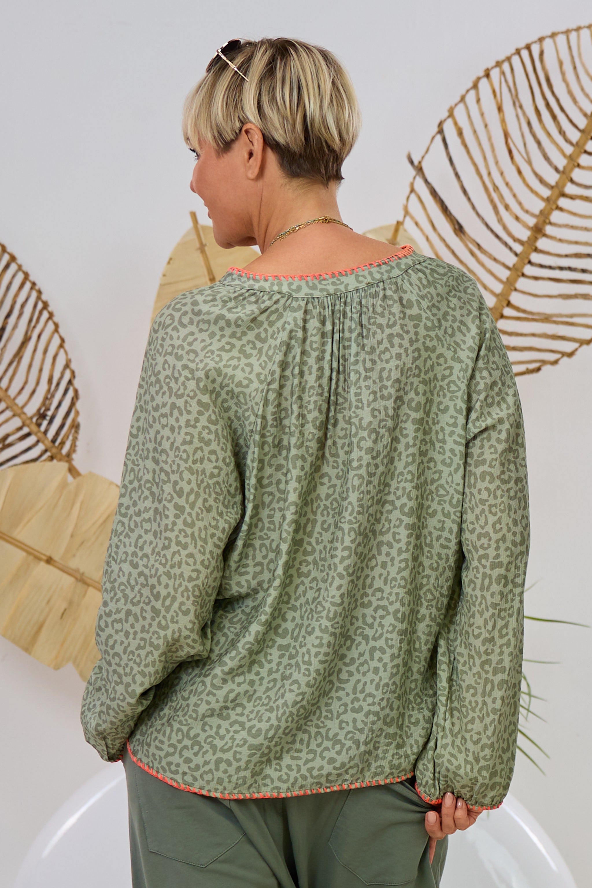 Bluse im Leolook mit V-Ausschnitt, khaki