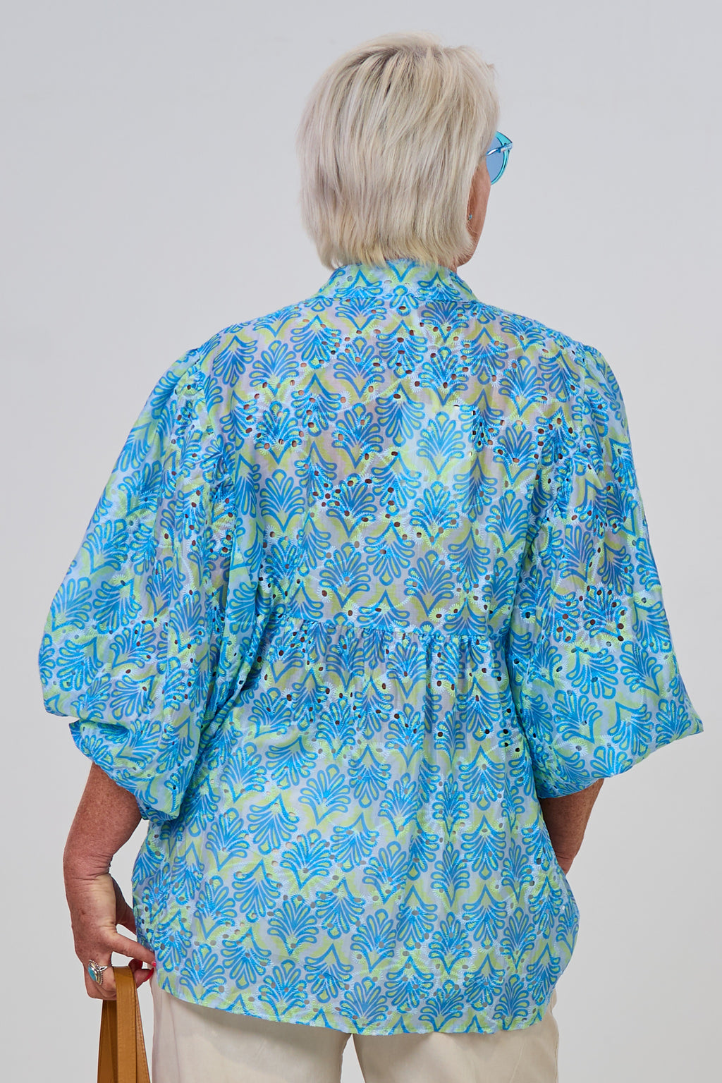 Bluse mit weiten Ärmeln und Lochstickerei, blau-hellblau-limette